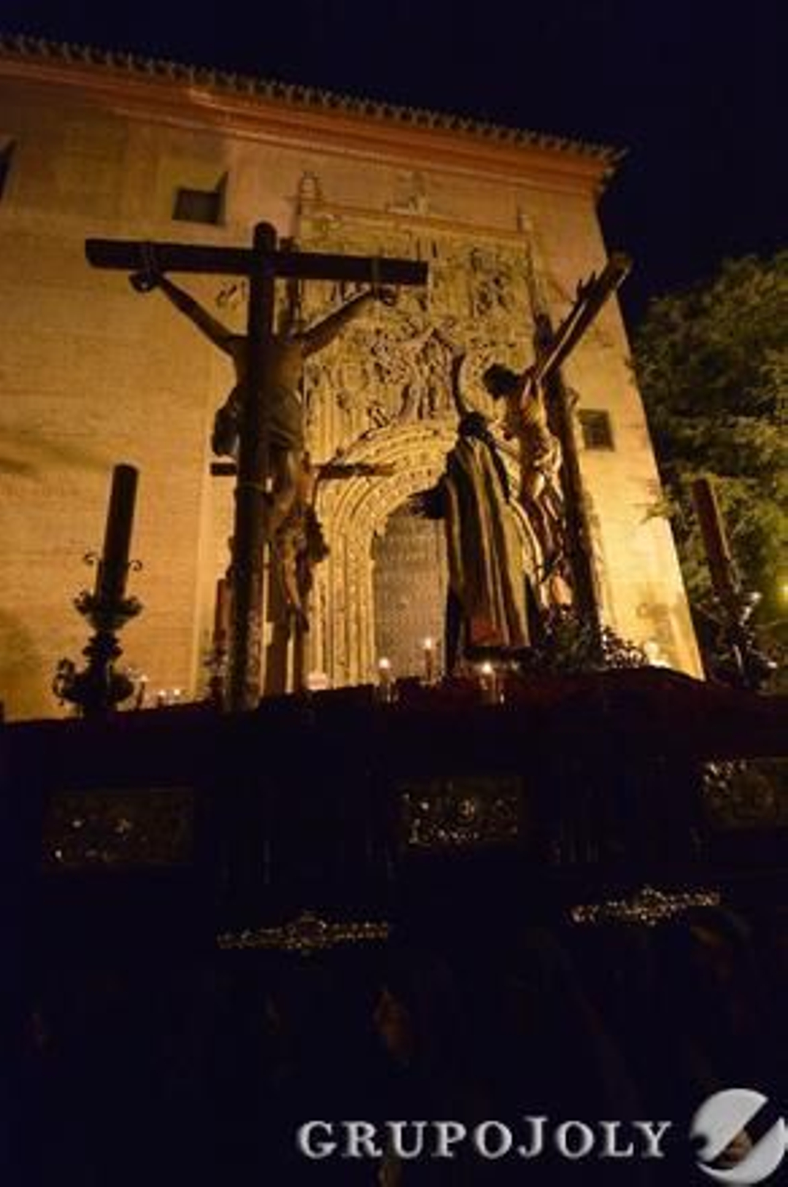 Crucifixión, Gitanos, Dolores del Puente, Pasión, Estudiantes y Cautivo protagonizaron una jornada en claroscuro./ Javier Albiñana