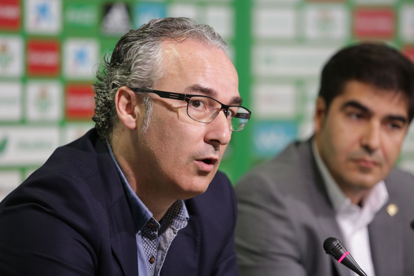 El director deportivo, Miguel Torrecilla, junto al presidente, Ángel Haro, en una conferencia de prensa.
