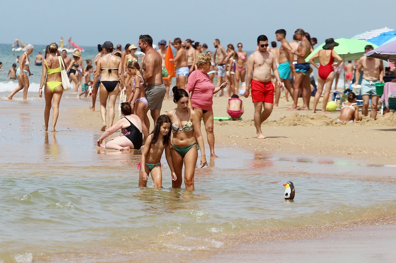 Imágenes del caluroso fin de semana en las playas de Huelva