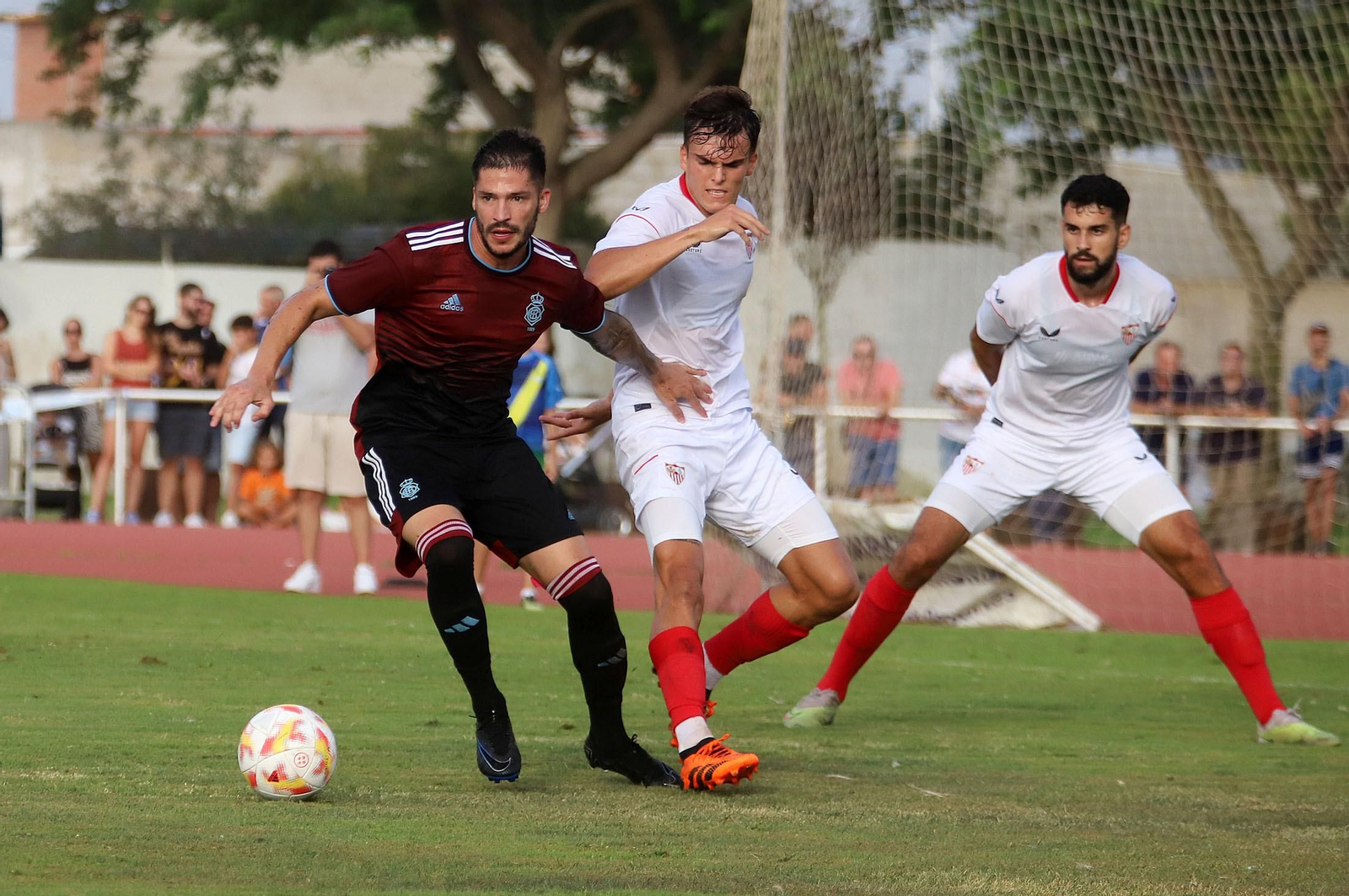 Imágenes del Recreativo de Huelva-Sevilla At en el Memorial Manuel González Rodríguez de Punta Umbría
