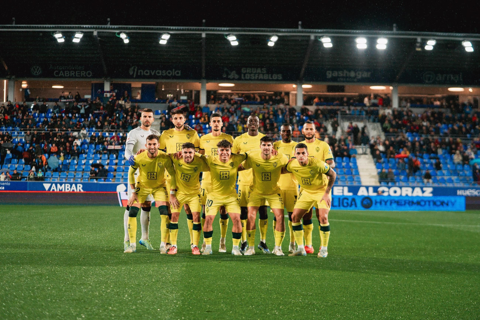 Once del Almería en Huesca con el retorno de Maximiano a la titularidad