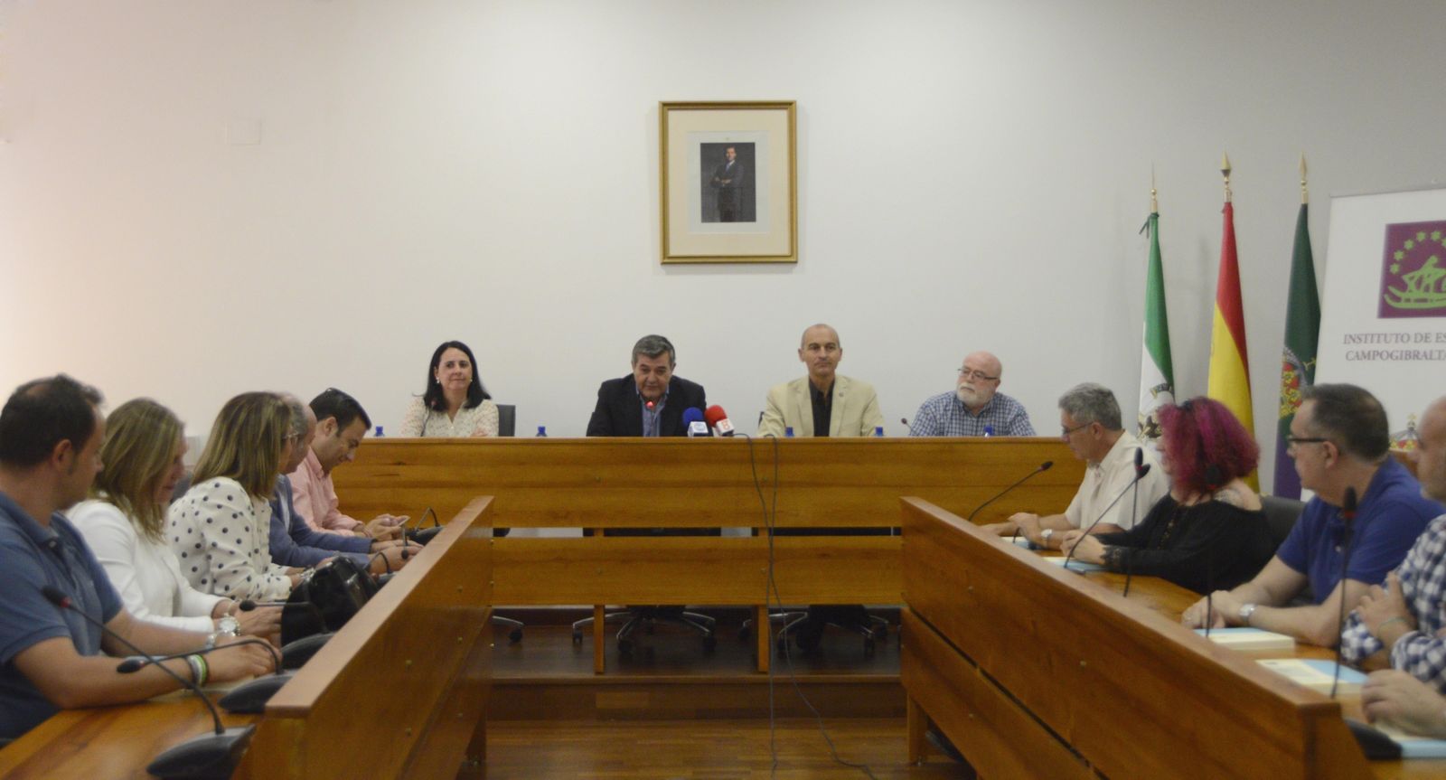 El presidente de la Mancomunidad, Luis Ángel Fernández, en el centro junto al director del IECG, Ángel Sáez, ayer en la sede del Parque Smith.