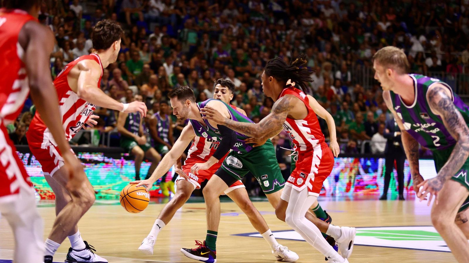 La fiesta previa del Unicaja: Subida de bandera, homenaje a Toñi García, nuevo videomarcador...