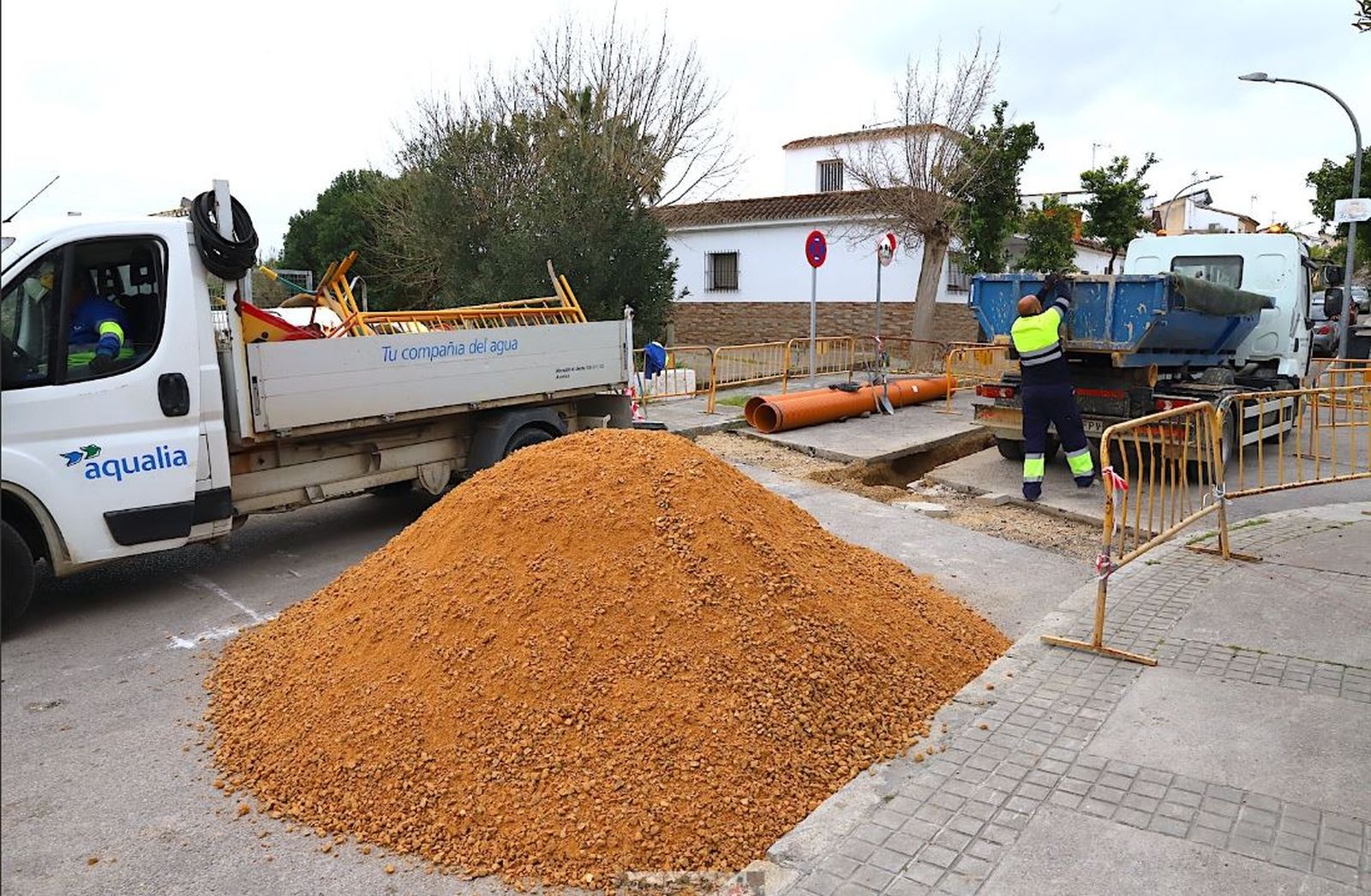 Operarios trabajan en Estella para solucionar los problemas de saneamiento.