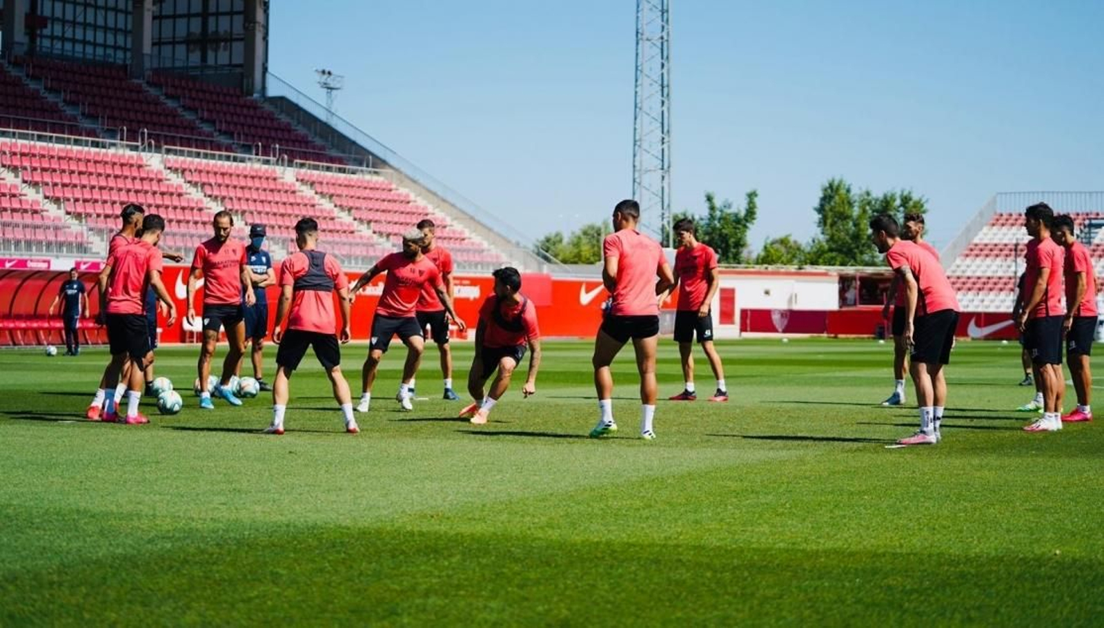 Entrenamiento de descarga de los futbolistas del Sevilla en el Estadio Jesús Navas.