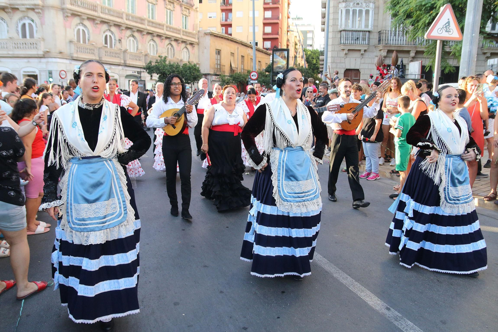 Las imágenes de la batalla de flores en la Feria de Almería 2023
