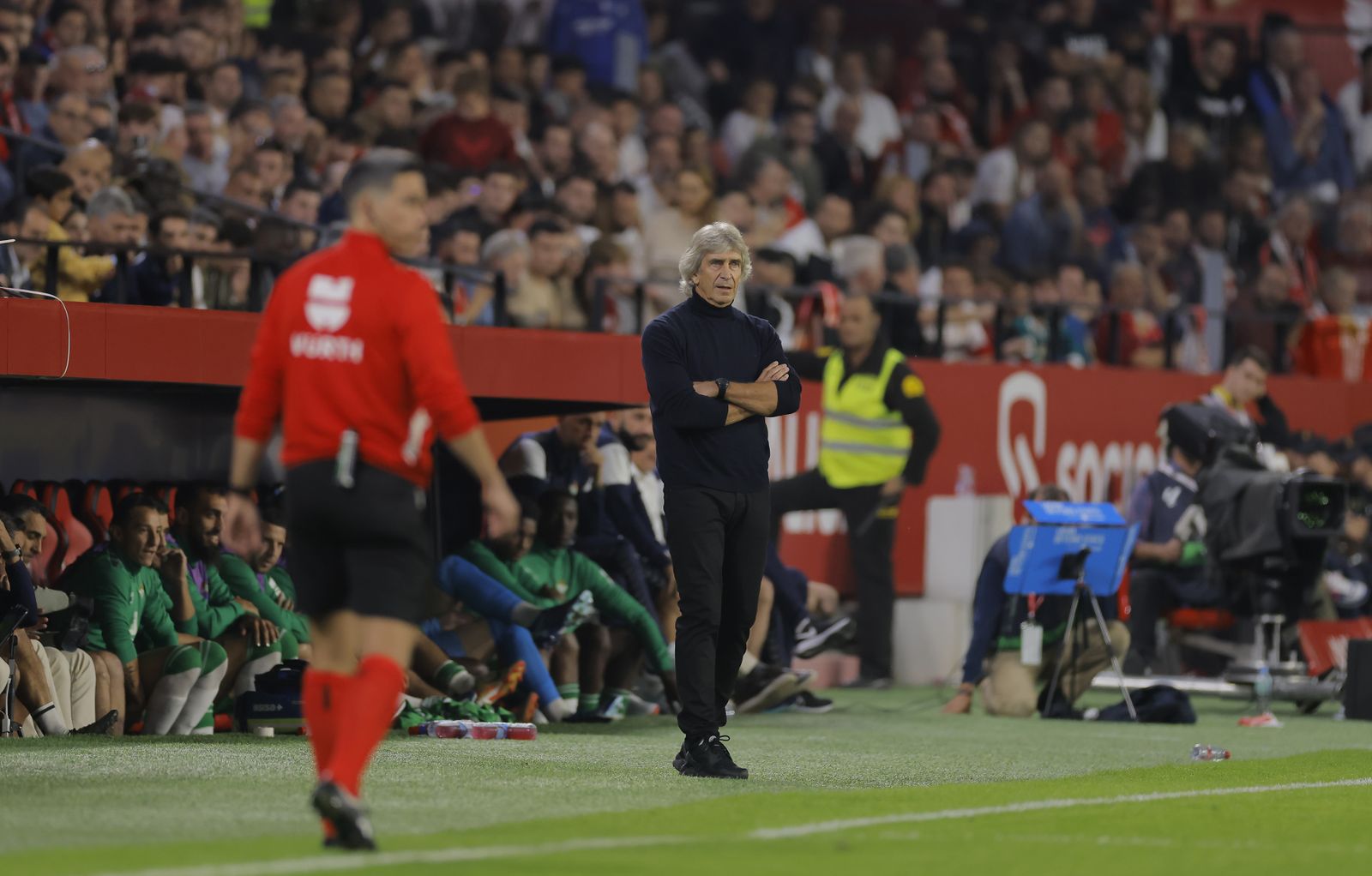 Pellegrini observa las evoluciones del encuentro en el Ramón Sánchez-Pizjuán.
