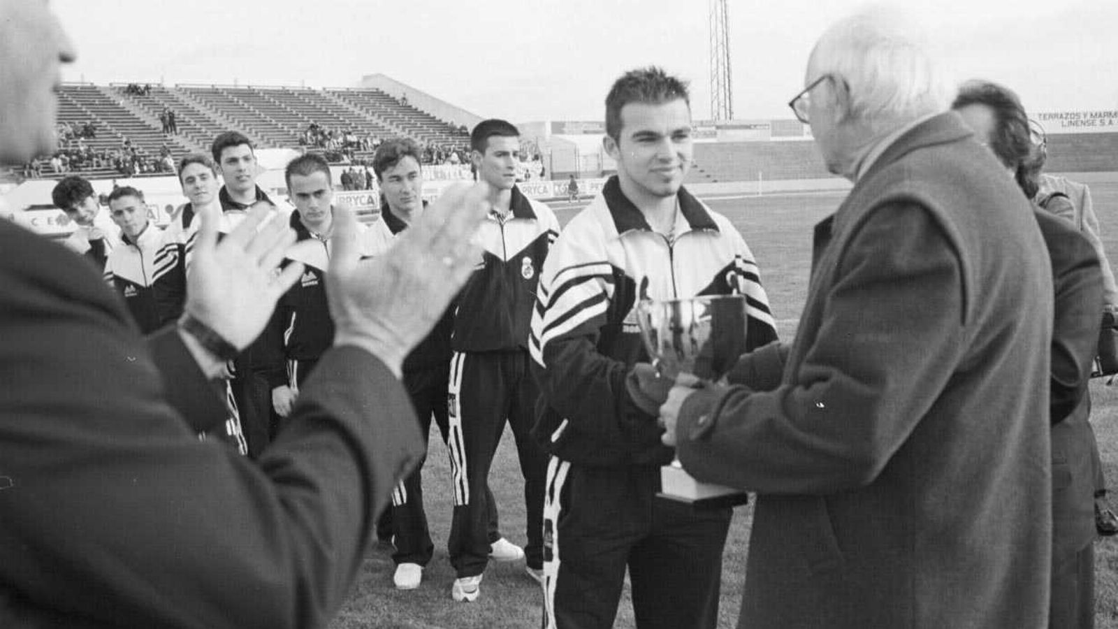Helenio Lucas entrega uno de los trofeos del abierto benjamín que lleva su nombre.