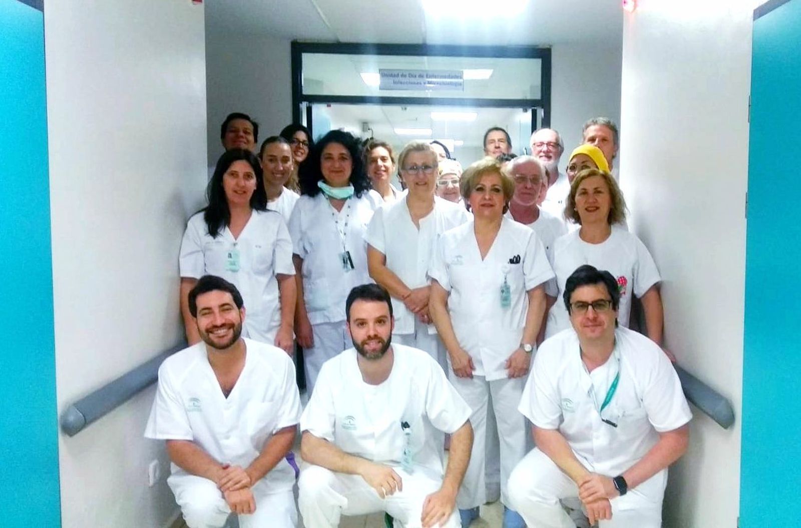 Foto de familia del grupo de profesionales de la unidad de Enfermedades Infecciosas del Hospital de Valme.