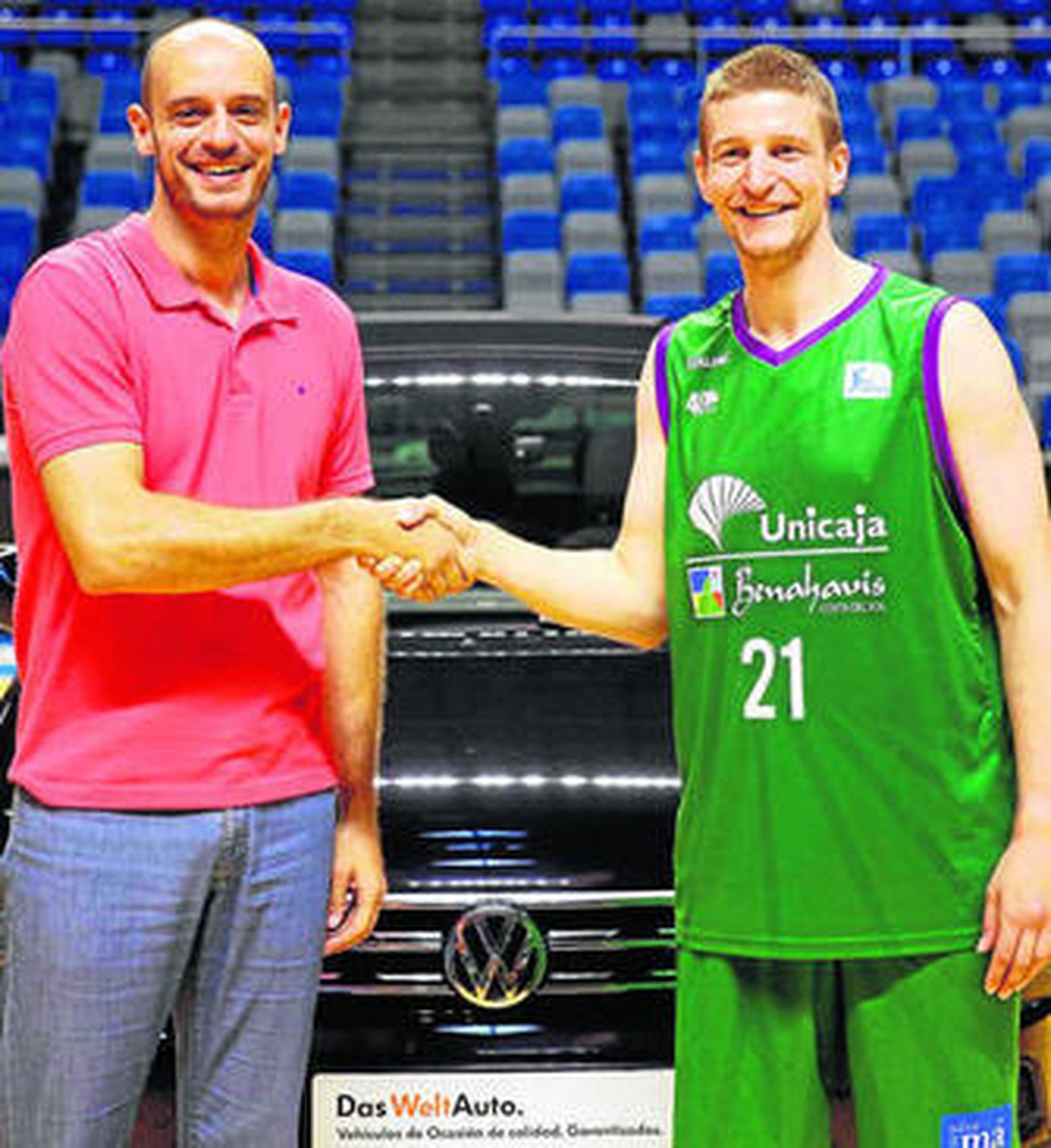 Carlos Jiménez da la bienvenida a Adam Waczynski.