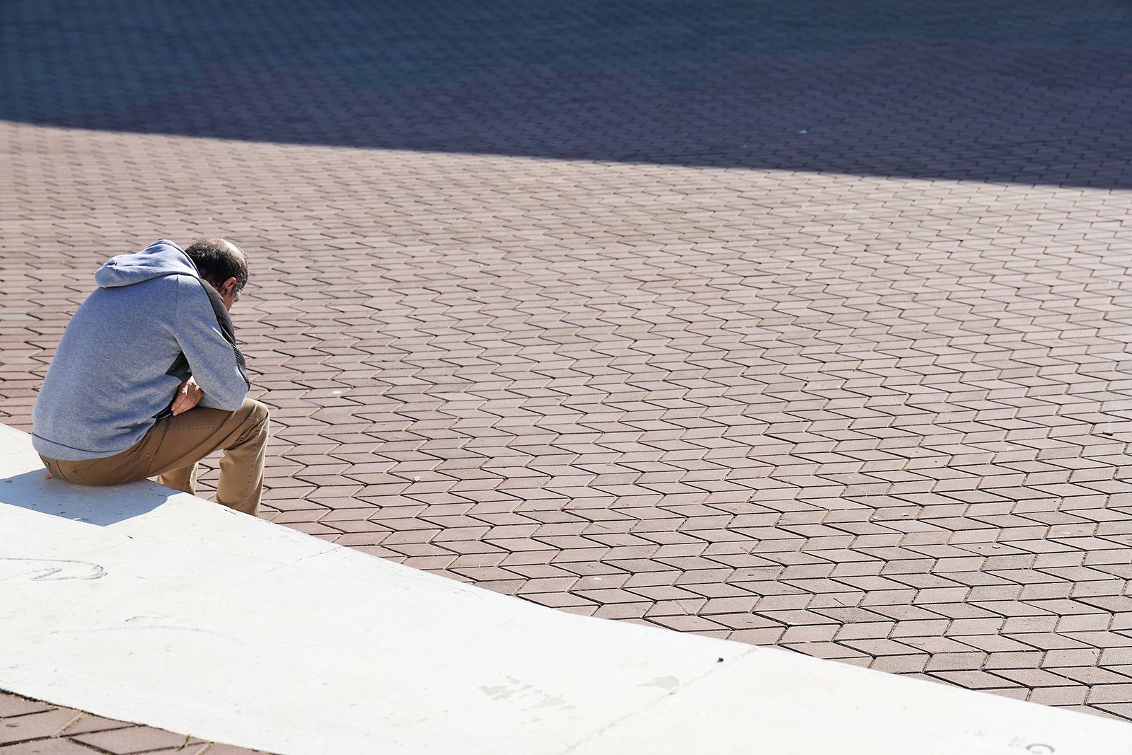 Una persona medita en solitario.