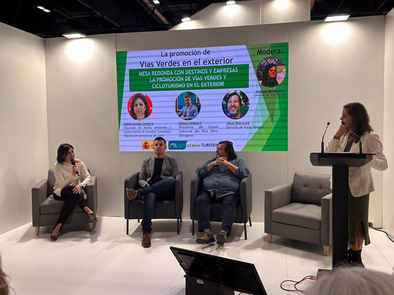 Mesa redonda promoción vías verdes en la que participa la Diputación de Jaén en el marco de Fitur.