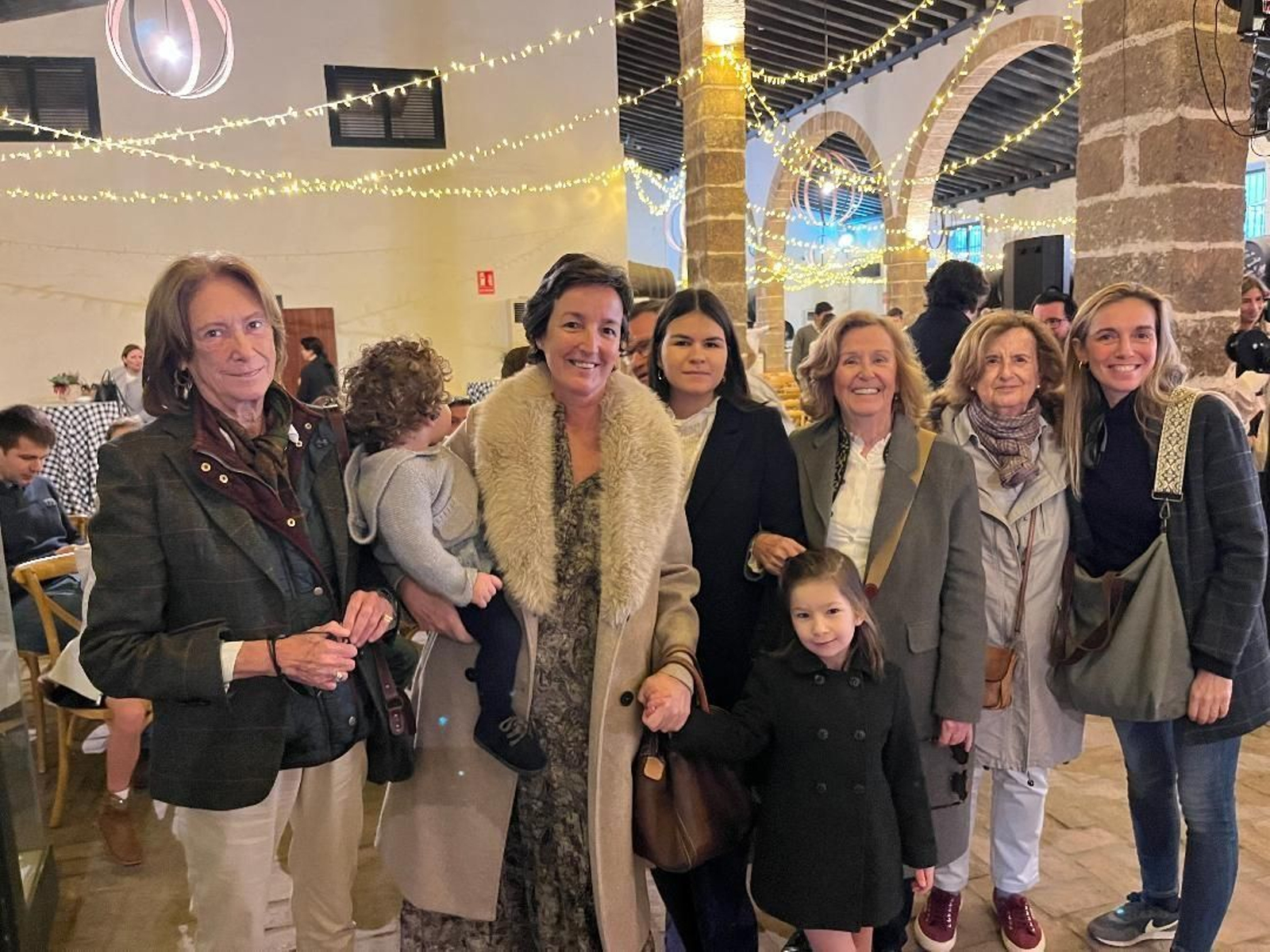 Irene Torrente, Blanca Boto, Blanca y María Nela González-Tánago y Cristina Boto, con los más jóvenes de la familia.