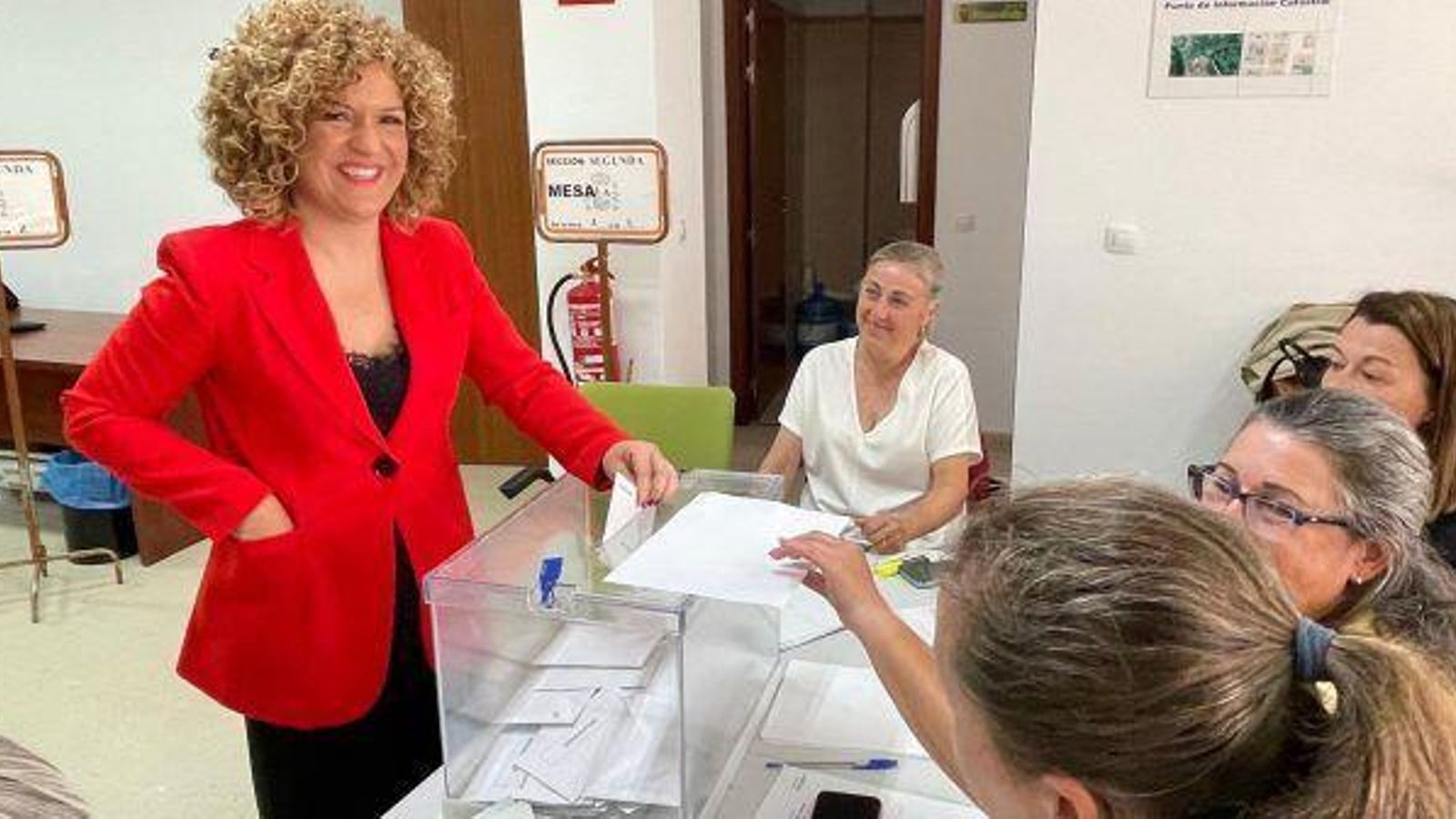 María Eugenia Limón llama al voto durante la jornada electoral.