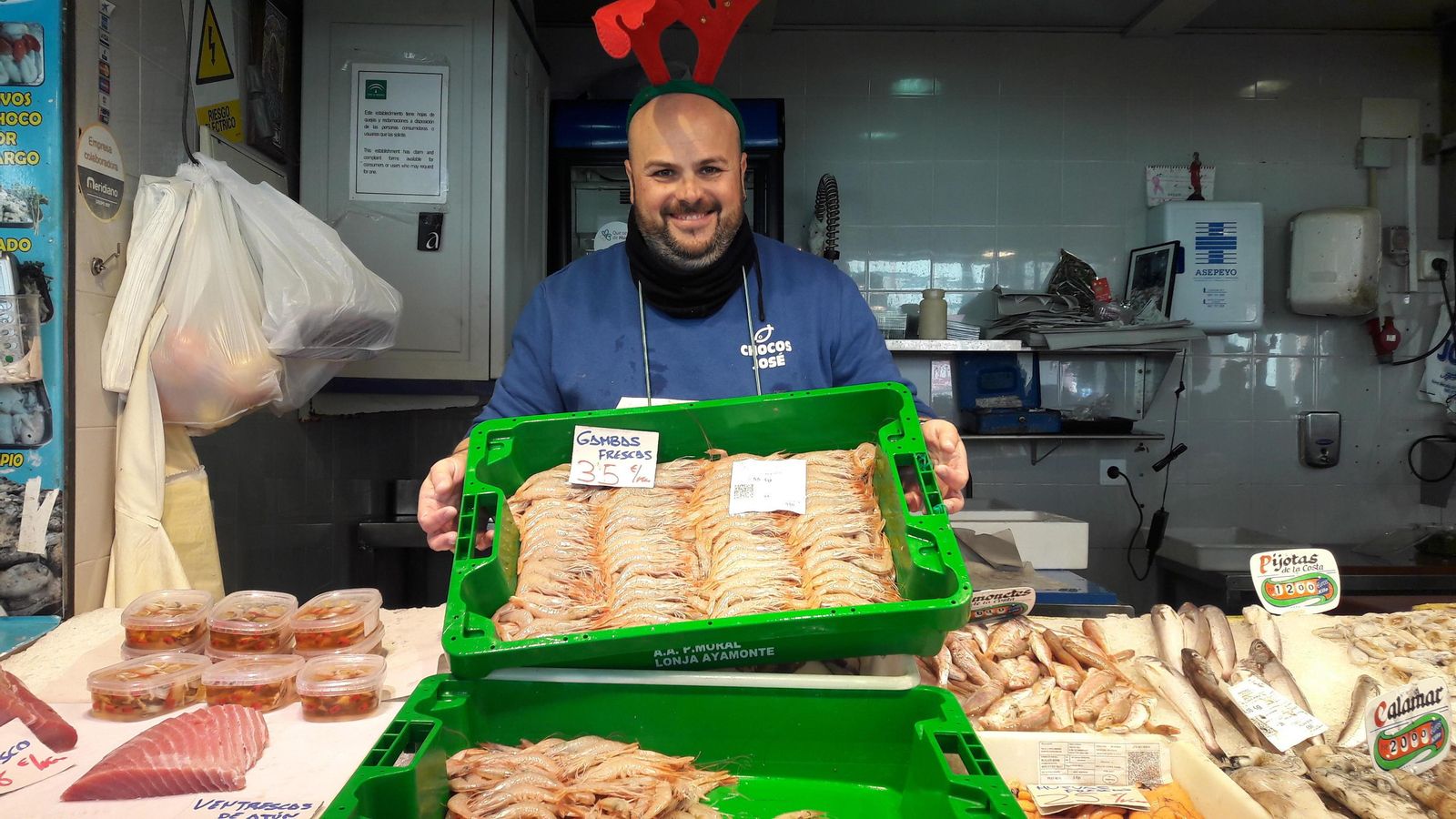 Un vendedor muestra las gambas, el producto estrella.