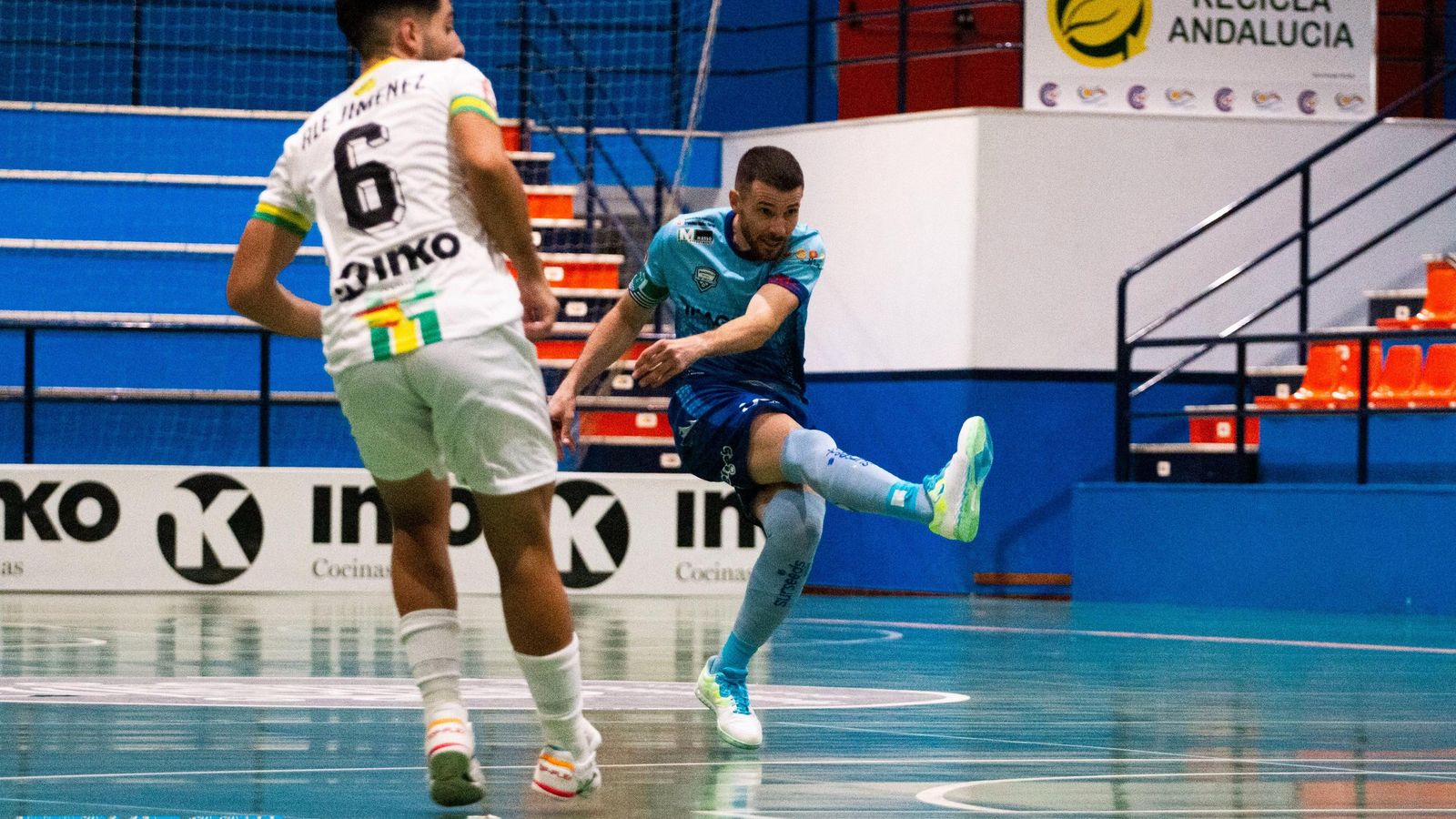 Josete busca un lanzamiento desde la media distancia.