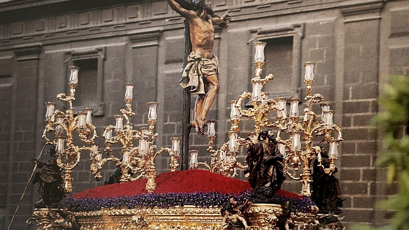 El Cristo del Museo, con lirios en los frisos, la tarde del Sábado Santo