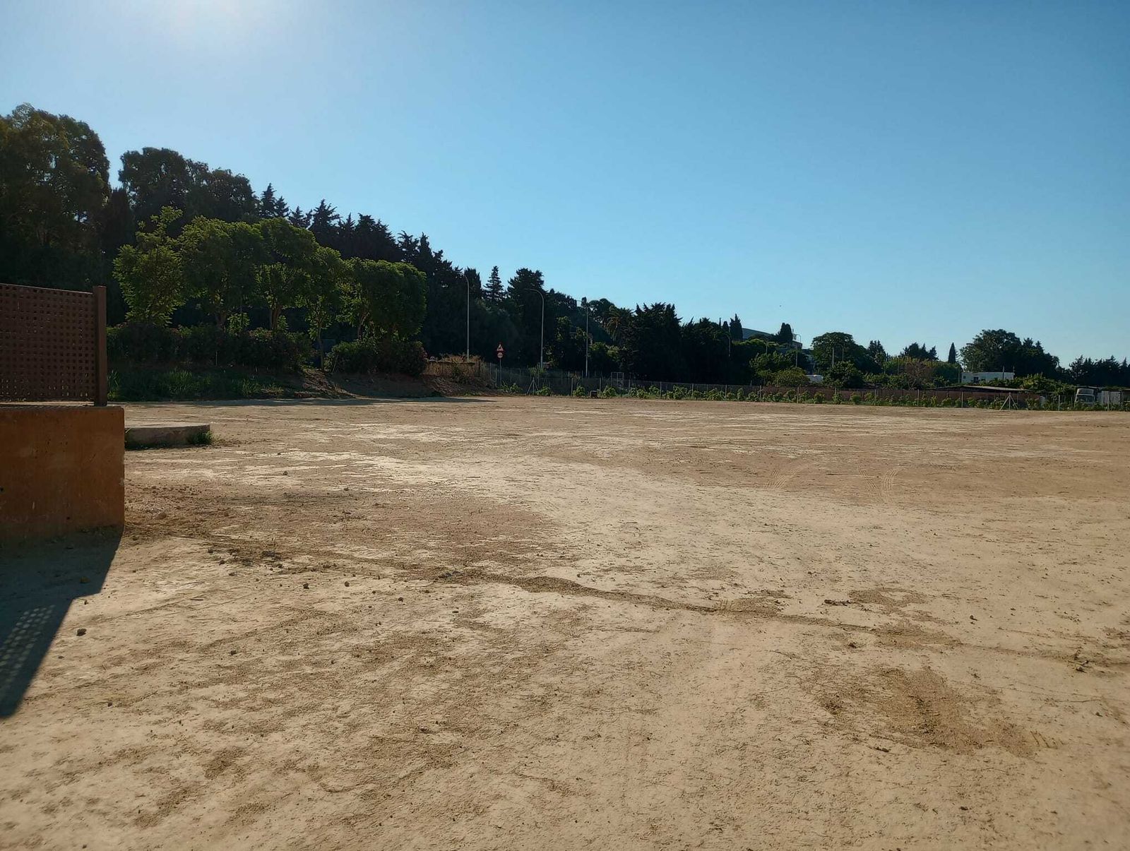 La parcela donde debía haber un recinto ferial, una cancha de baloncesto y una pista de fútbol 3x3.
