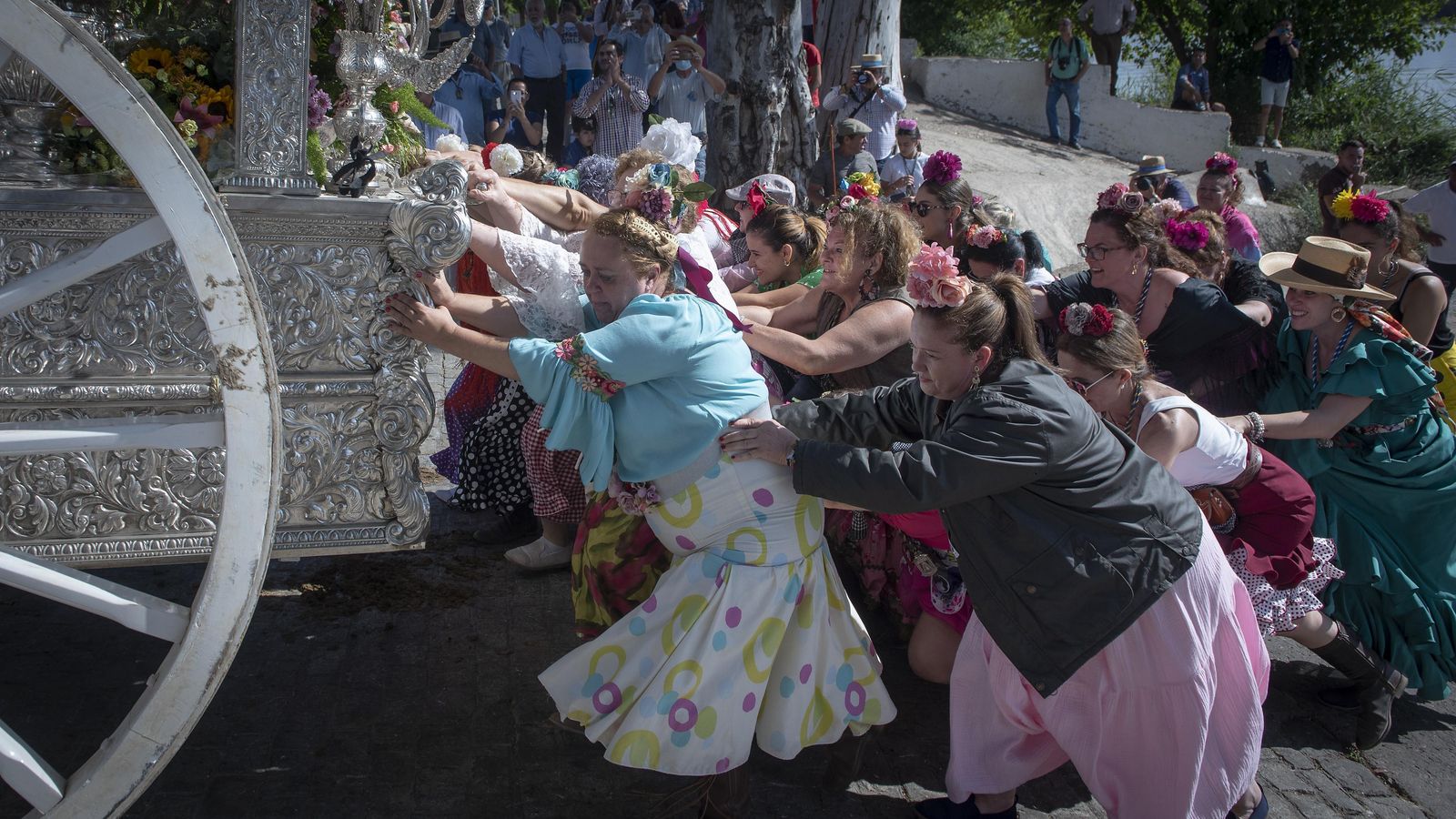 Rocieras de Fuengirola empujan con ímpetu la carreta del simpecado.