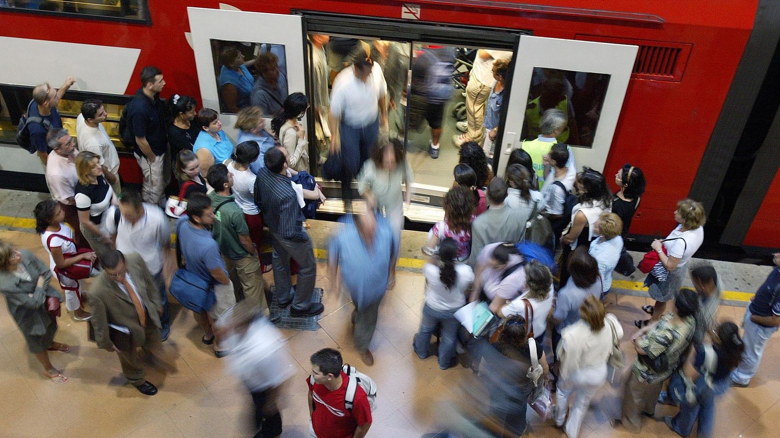 Viajeros en una estación de Cercanías de Renfe en Madrid
