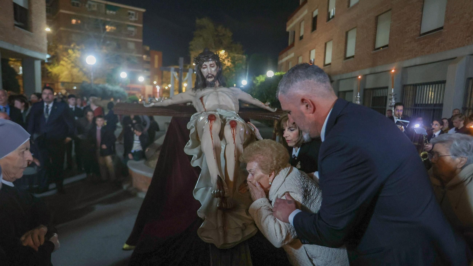 Las mejores imágenes del Vía Crucis de la Hermandad de los Salesianos 2025