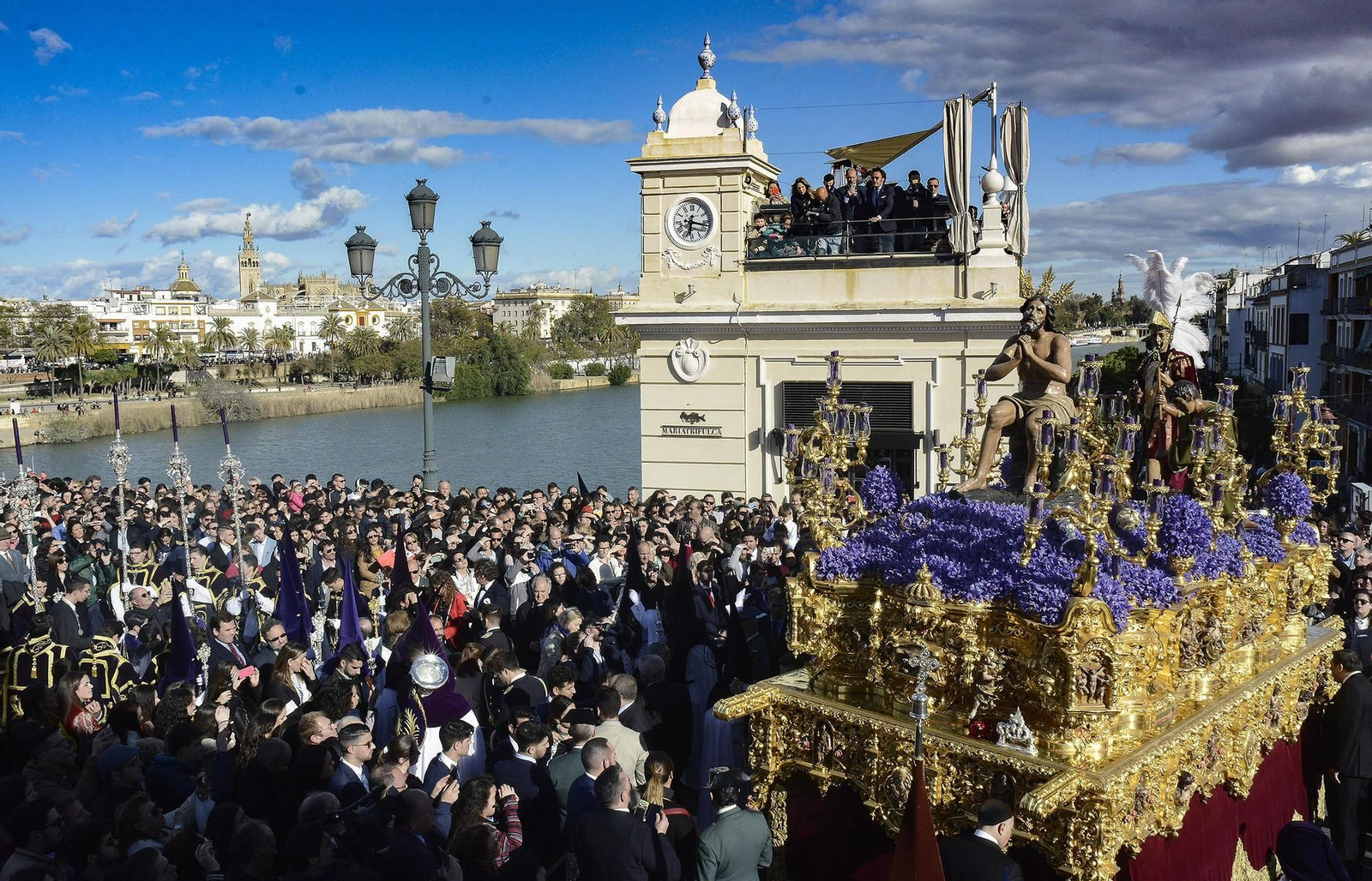 La Estrella cruzando el puente de Triana