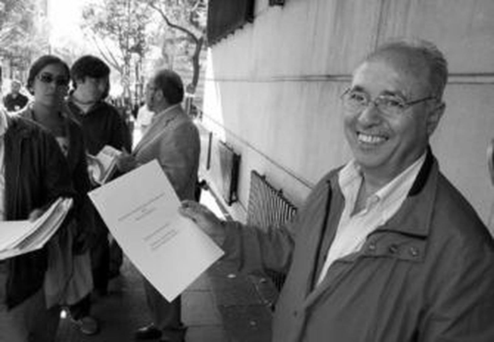 Francisco González, presidente de la asociación granadina, a las puertas de la Audiencia Nacional.