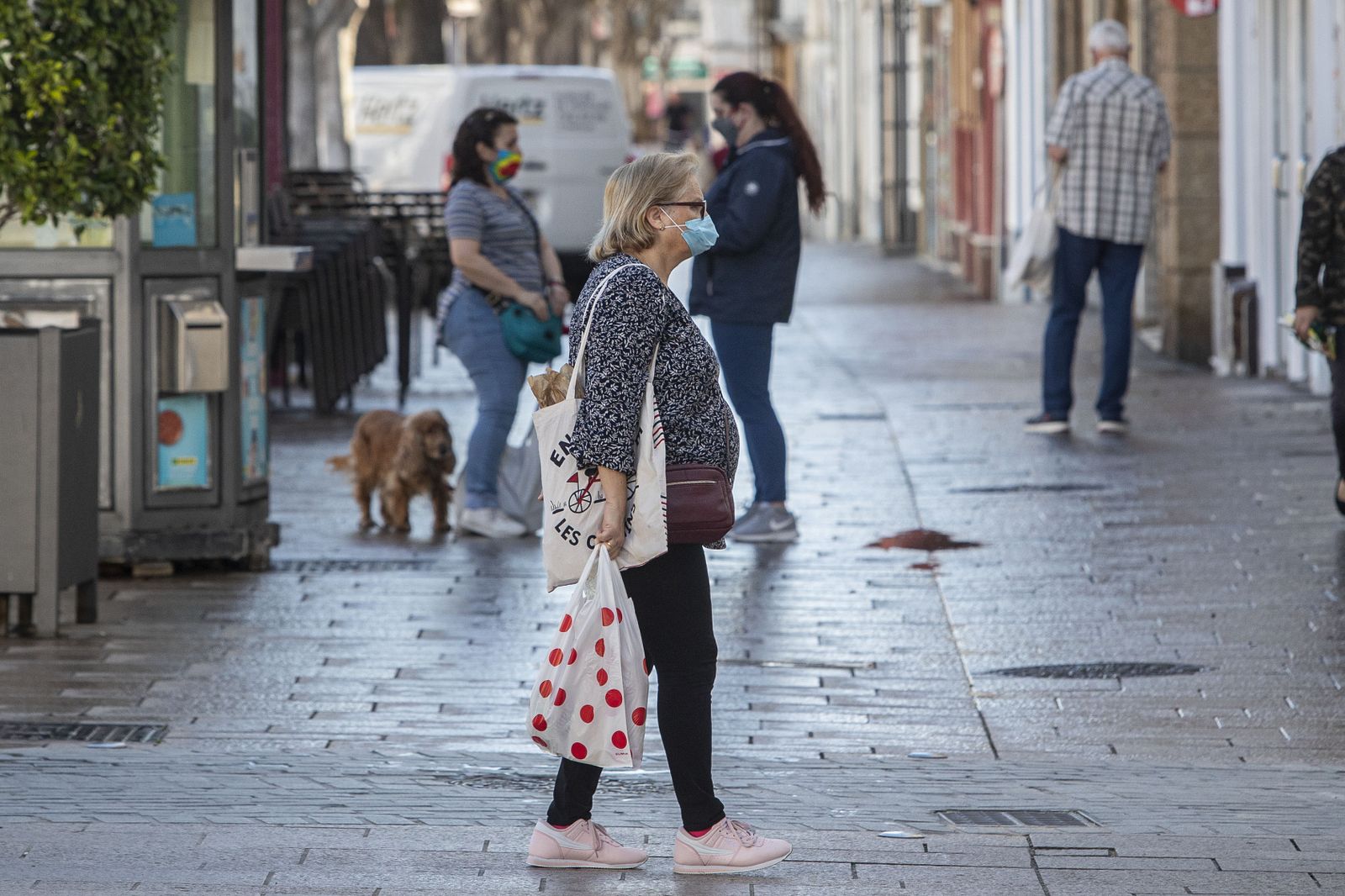 Varias mujeres en la calle Real.