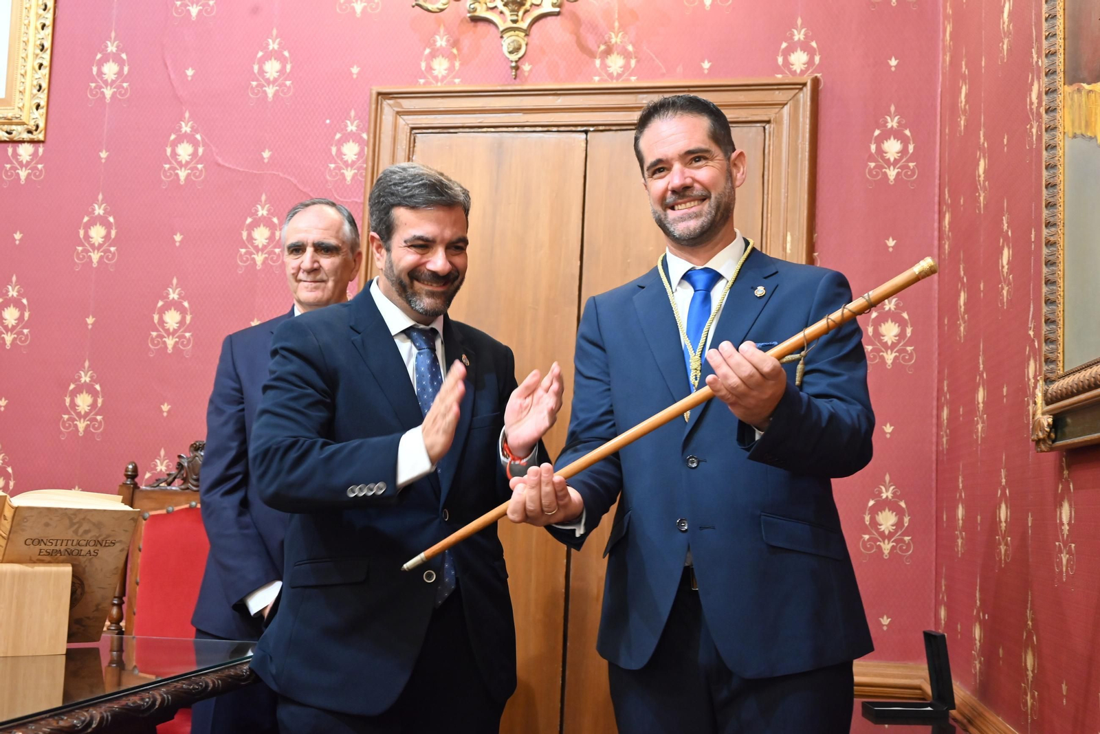 El nuevo alcalde de Loja tras recibir el bastón de mando.