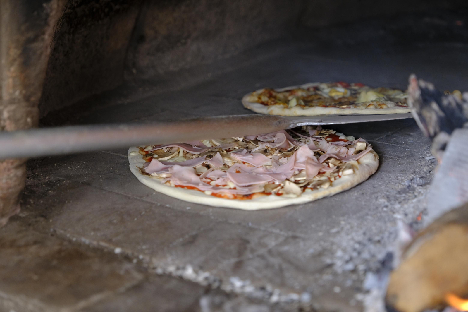 Fotogalería de la Pizzeria La Trattoria, 20 años de vida. Almería