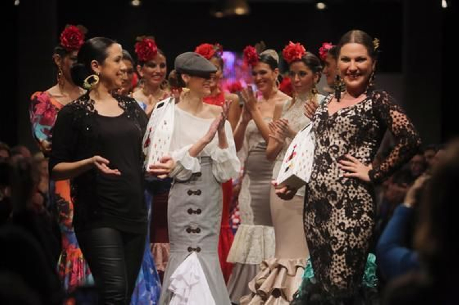 En la colección 'Va por ti', Pilar Rubio apuesta por los tonos verdes y cardenales, líneas muy limpias, mucho vuelo y pocos adornos.

Foto: Juan Carlos Corchado