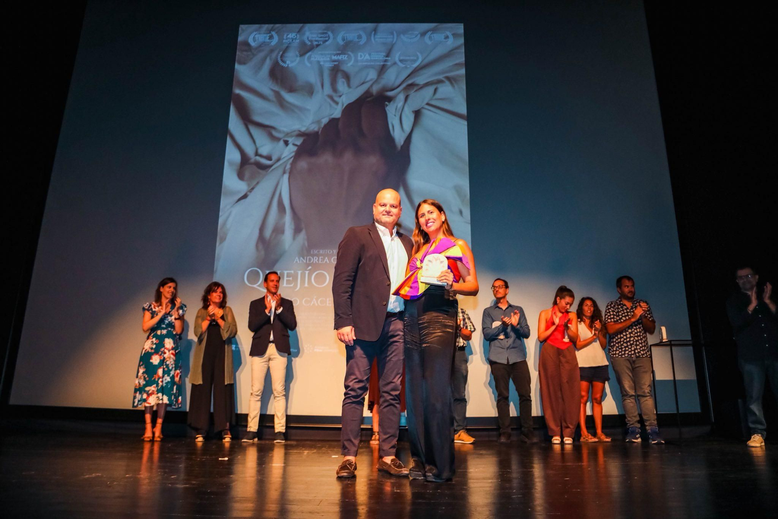 La actriz Ana Salas, recogiendo su premio.