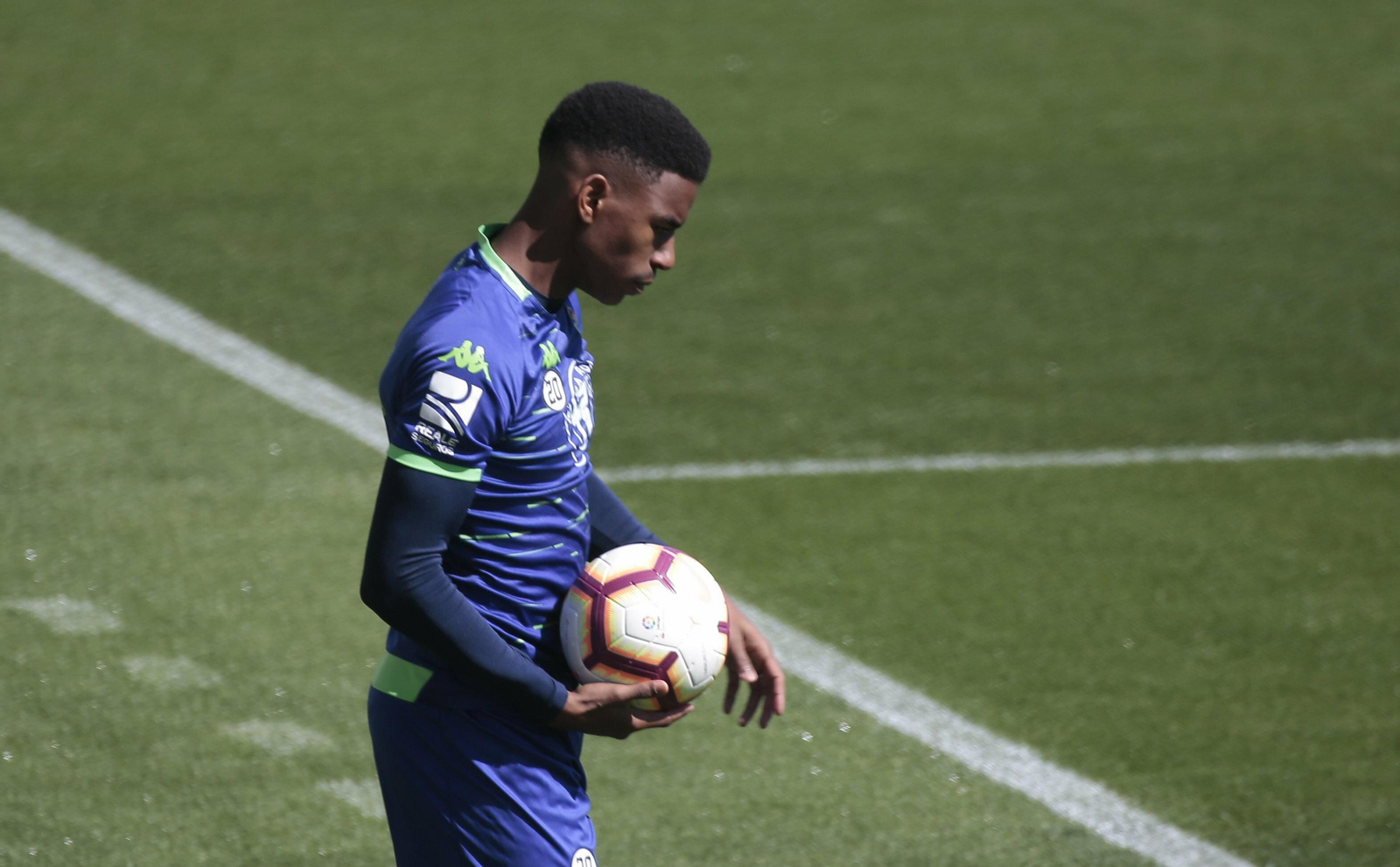Júnior, en un entrenamiento del Betis.