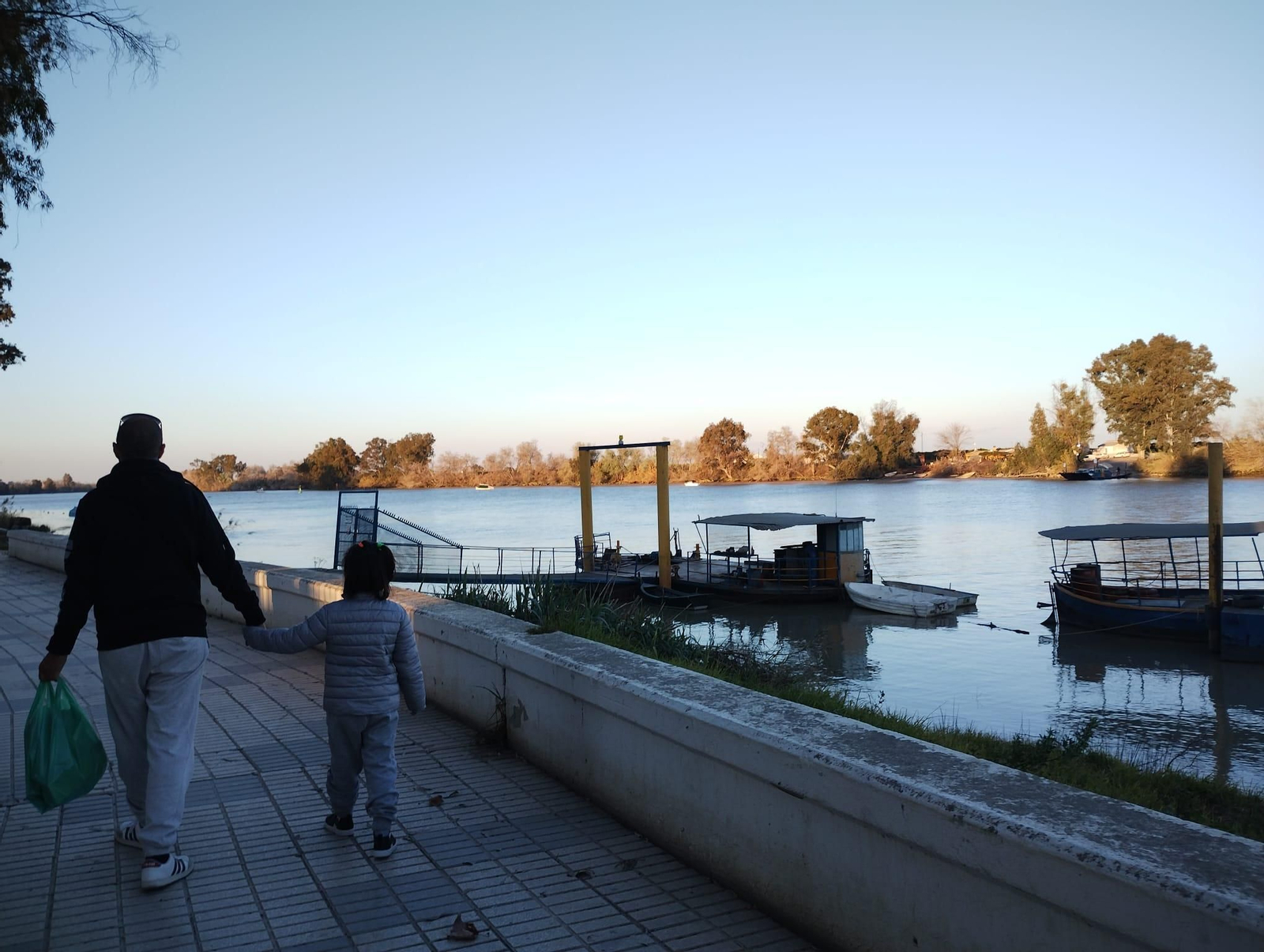 Ángela junto a su padre en una imagen reciente.