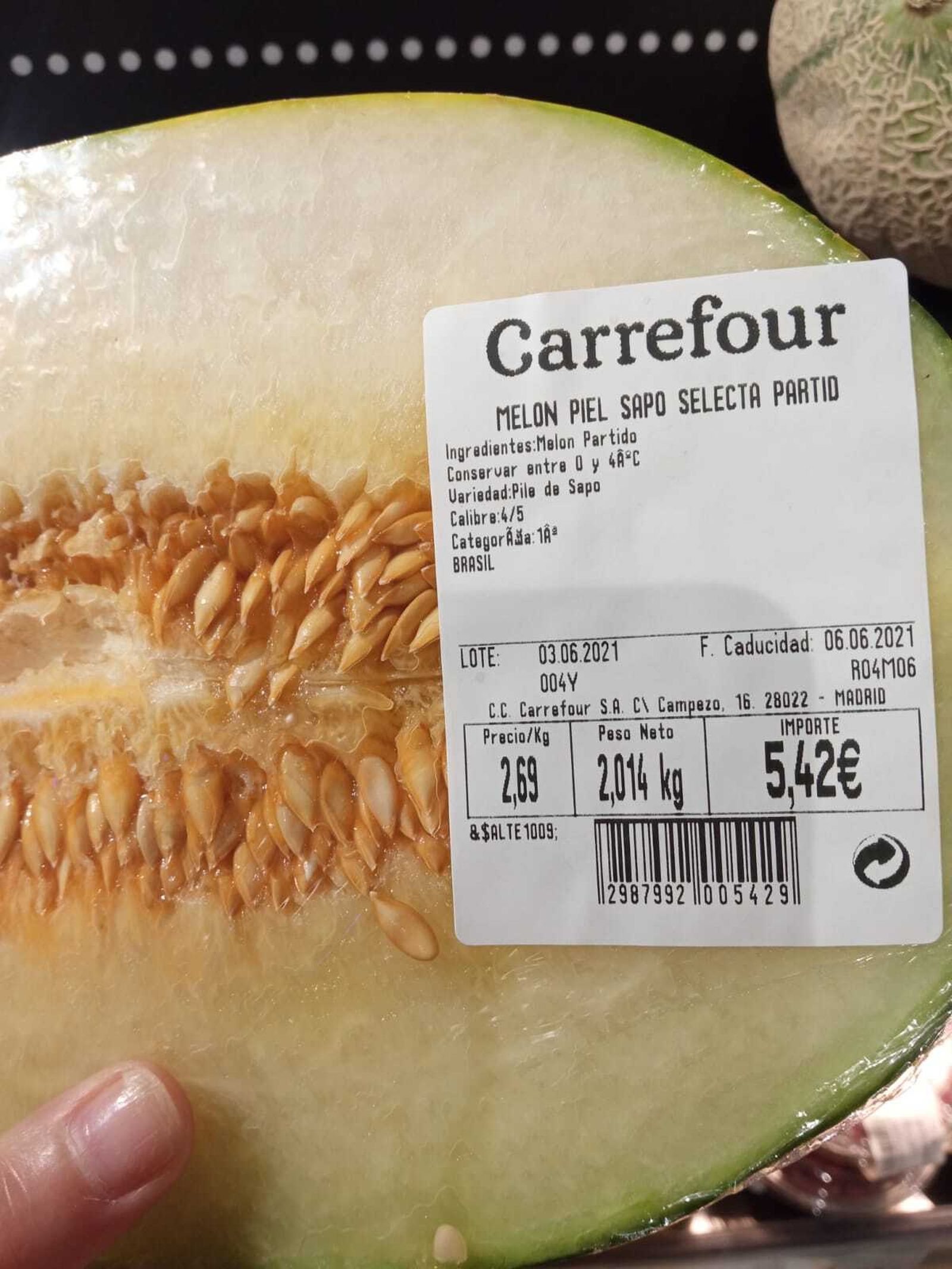 Melón que se vendía ayer en Carrefour Almería, originario de Brasil, mientras el de la provincia se queda en invernaderos y almacenes