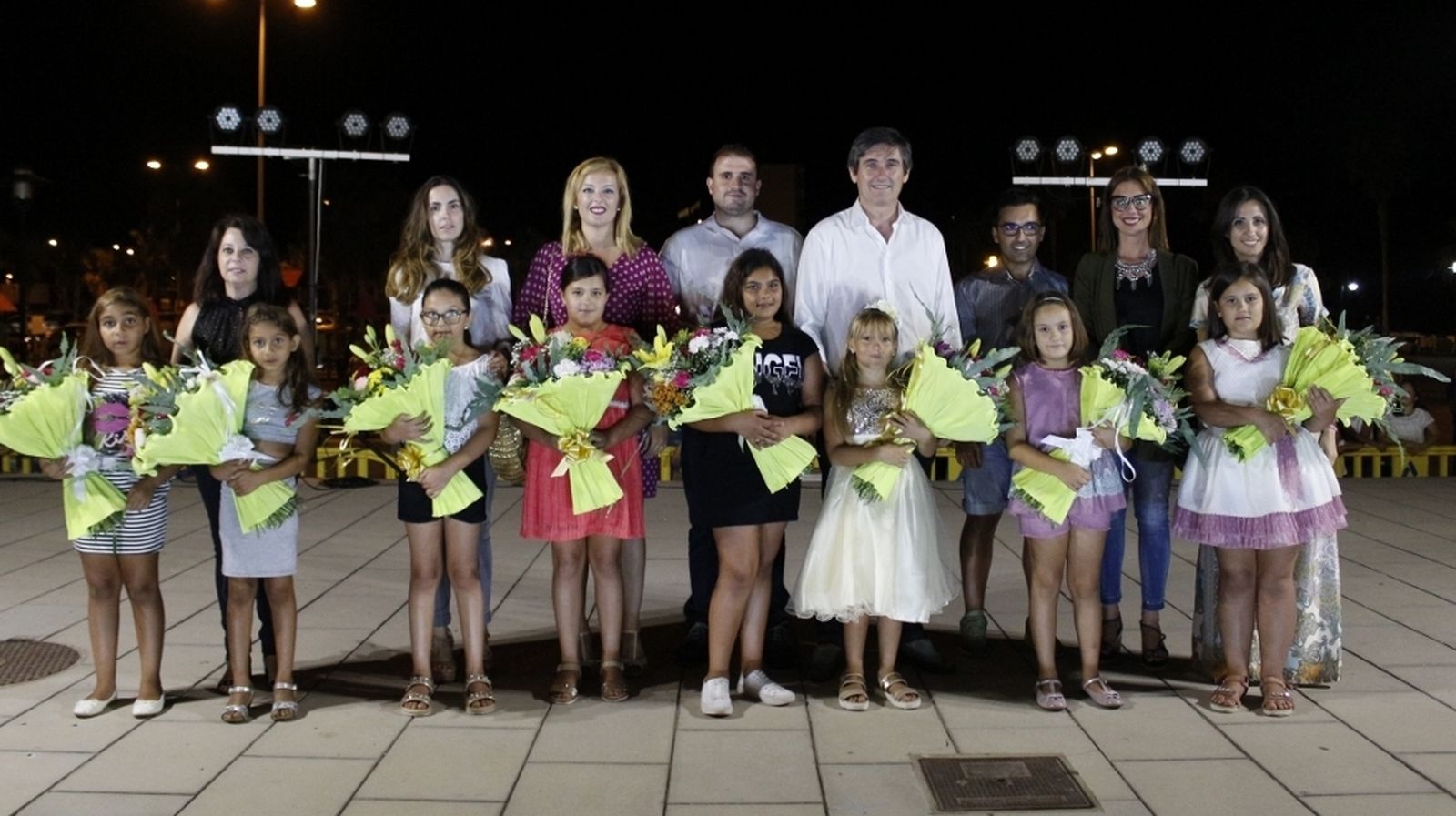 El alcalde junto a la reina y a las siete damas de honor de las fiestas.