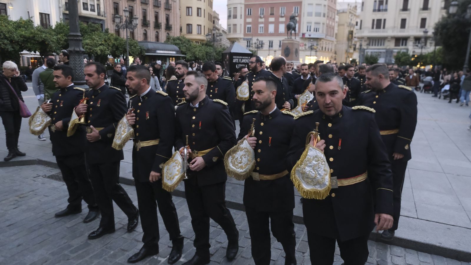 Integrantes de la banda de la Salud en la plaza de las Tendillas.