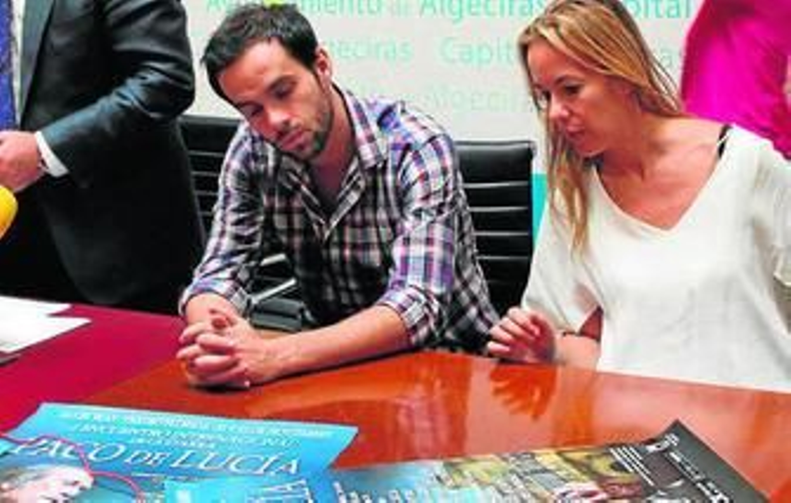 Curro y Lucía Sánchez observan el cartel del I Encuentro de Guitarra.