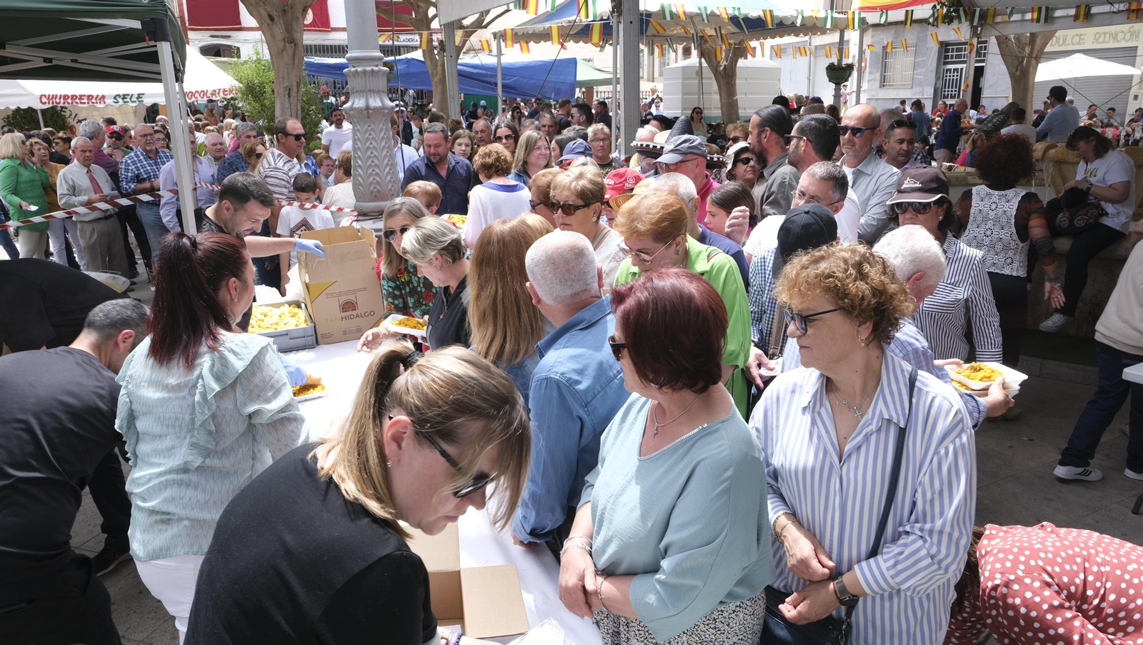 Imágenes de la paella popular en las Fiestas de Canjáyar