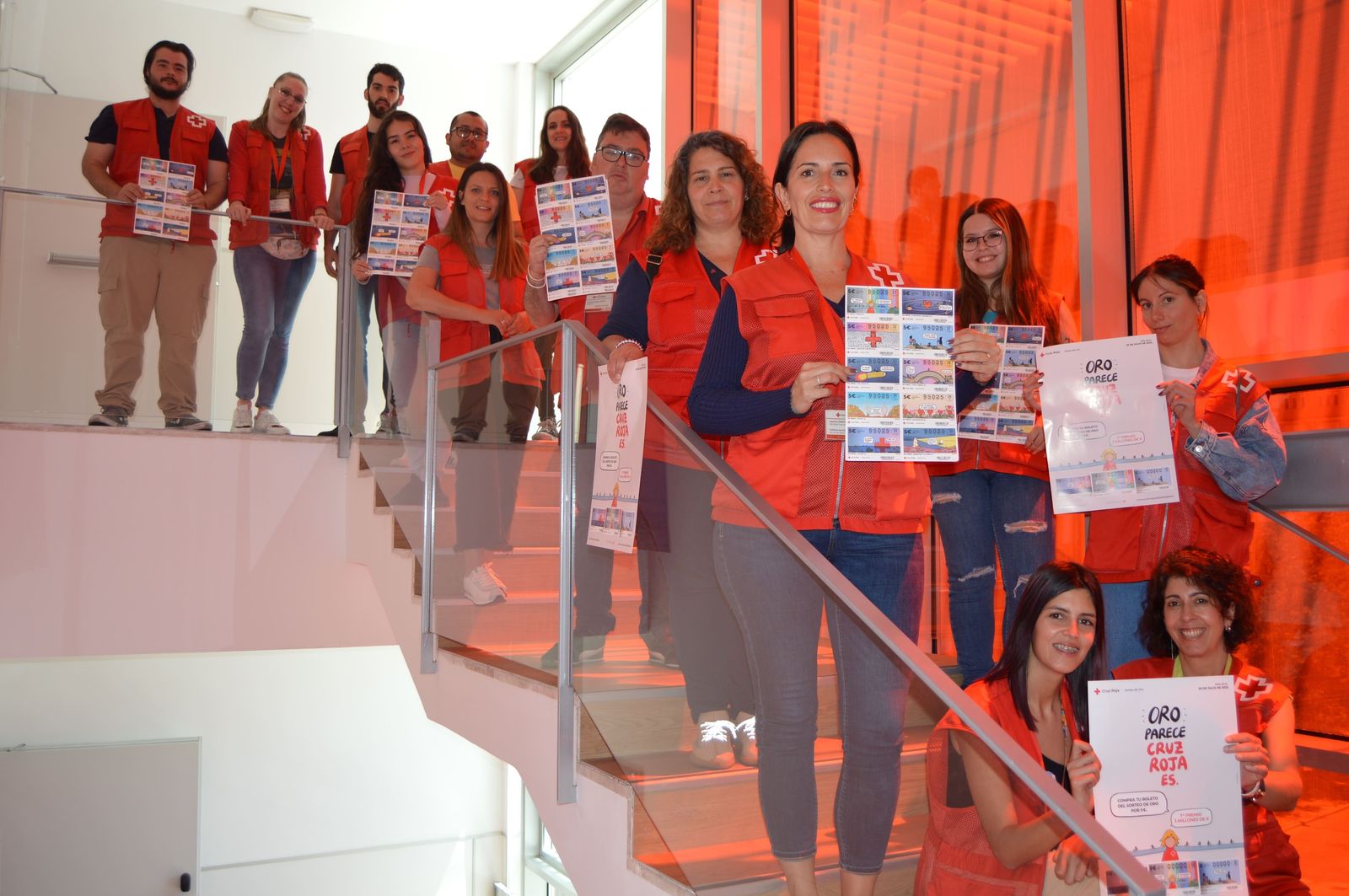 Voluntarios muestran los décimos del Sorteo del Oro.