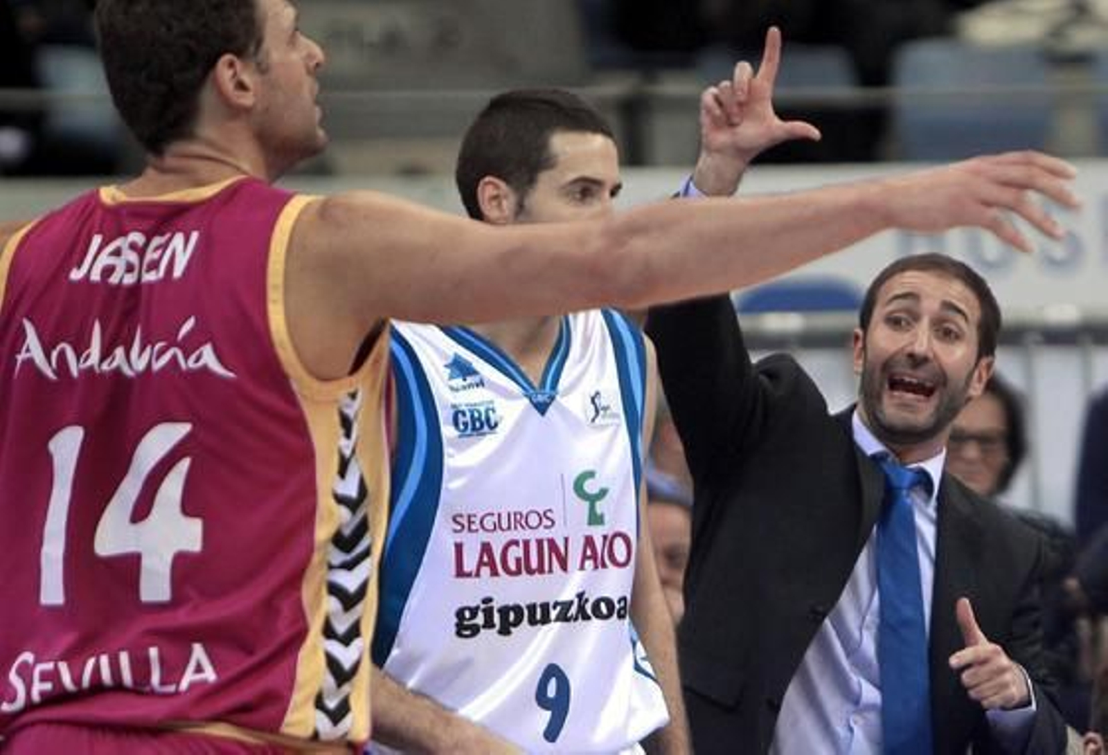 El técnico del Lagun Aro GBC instruye a uno de los suyos en presencia de Jasen.  Foto: EFE