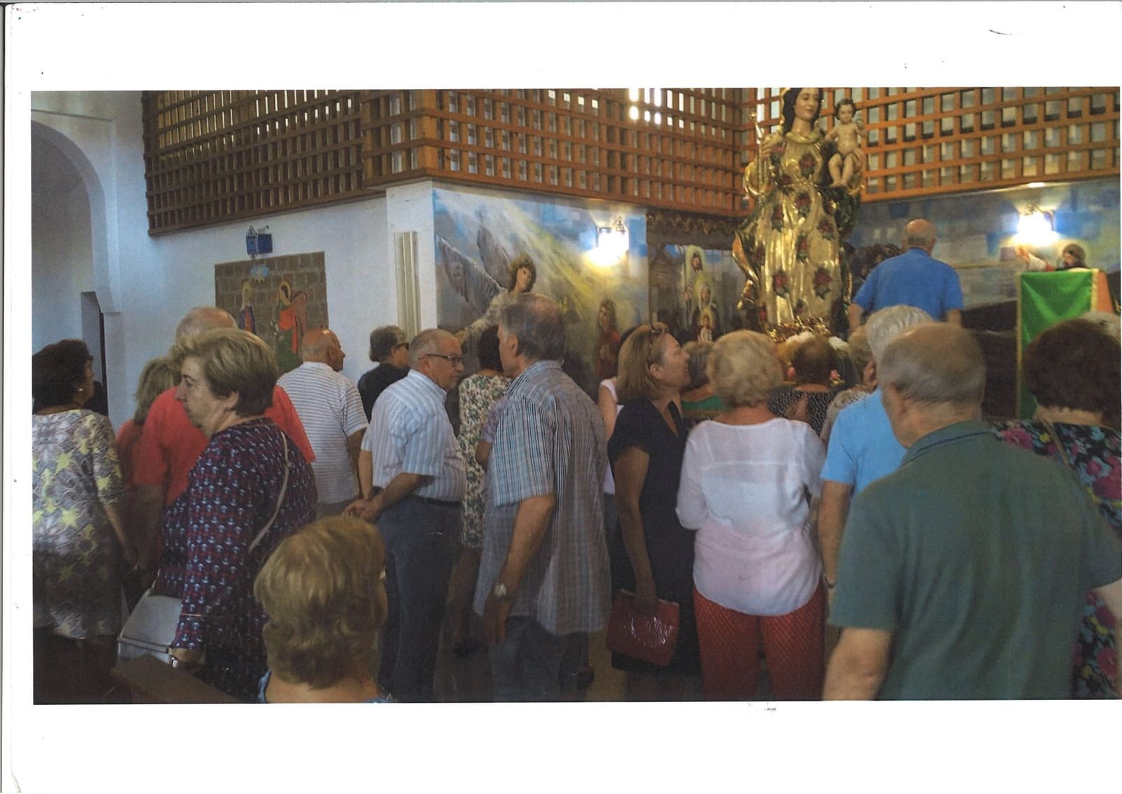 Muchas personas se acercan a ver el mural.