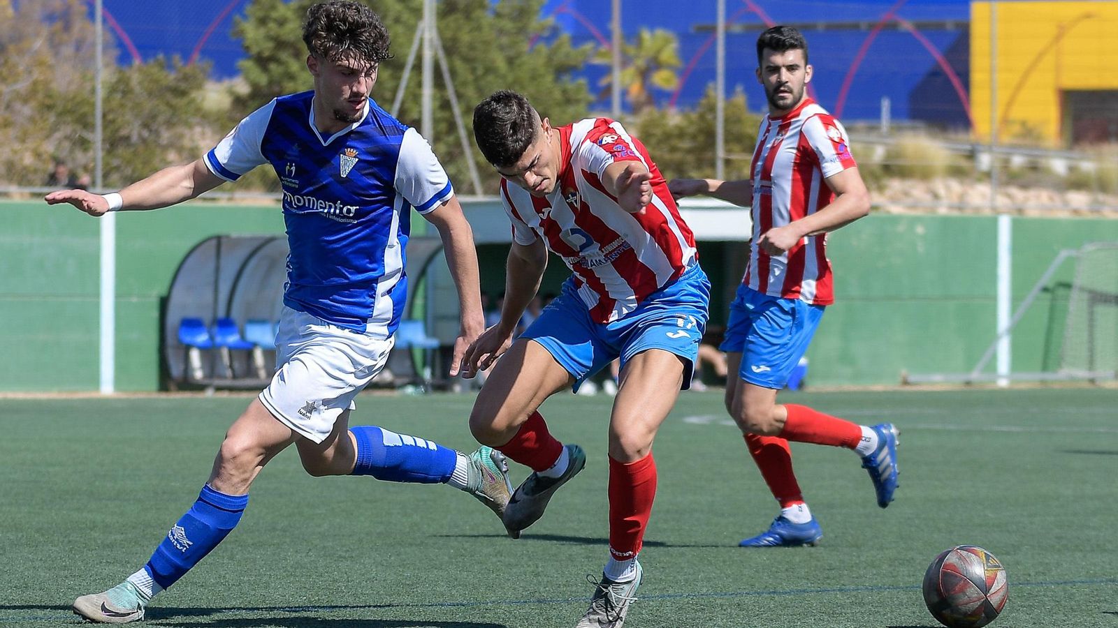 Félix trata de irse en carrera de un rival durante la primera parte.