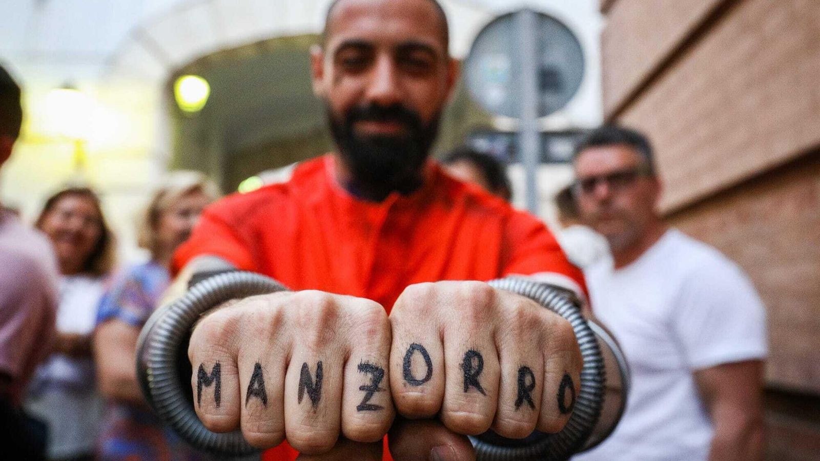 Antonio Álvarez, 'El Bizcocho', con un detalle del tipo en homenaje al desaparecido Juan Manzorro.