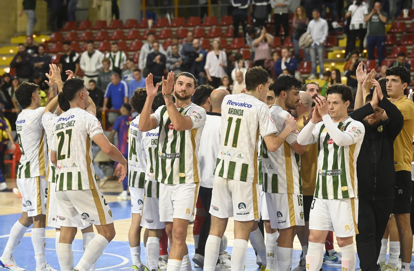 Las mejores fotos del ambiente en Vista Alegre para el Córdoba Futsal - Barça Las mejores fotos del ambiente en Vista Alegre para el Córdoba Futsal - Barça