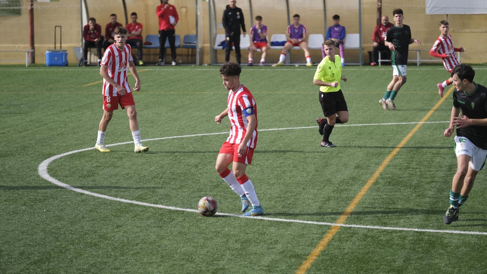El capitán Juanjo Linares con el balón durante un momento del encuentro.