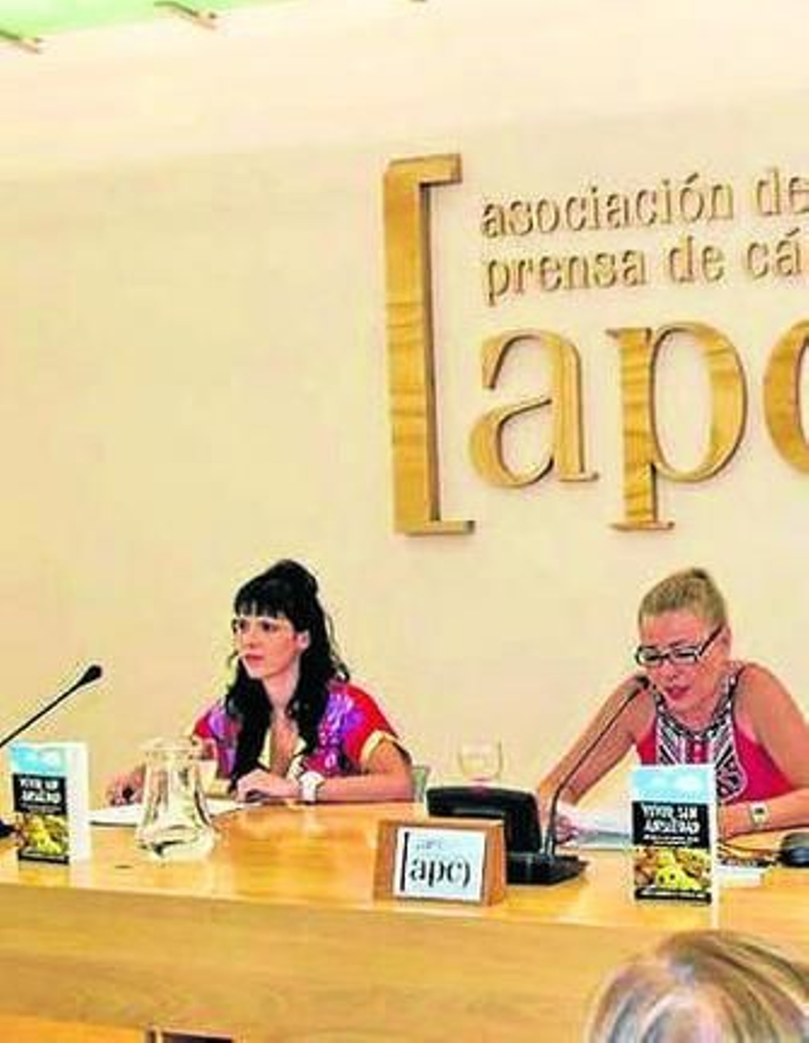 A la izquierda, la autora de la obra.