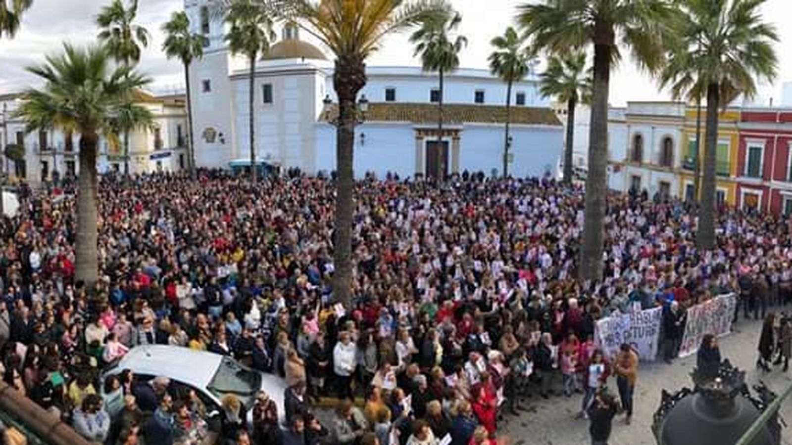 Cientos de personas acudieron a la Plaza del Ayuntamiento de la localidad para mostrar su apoyo.