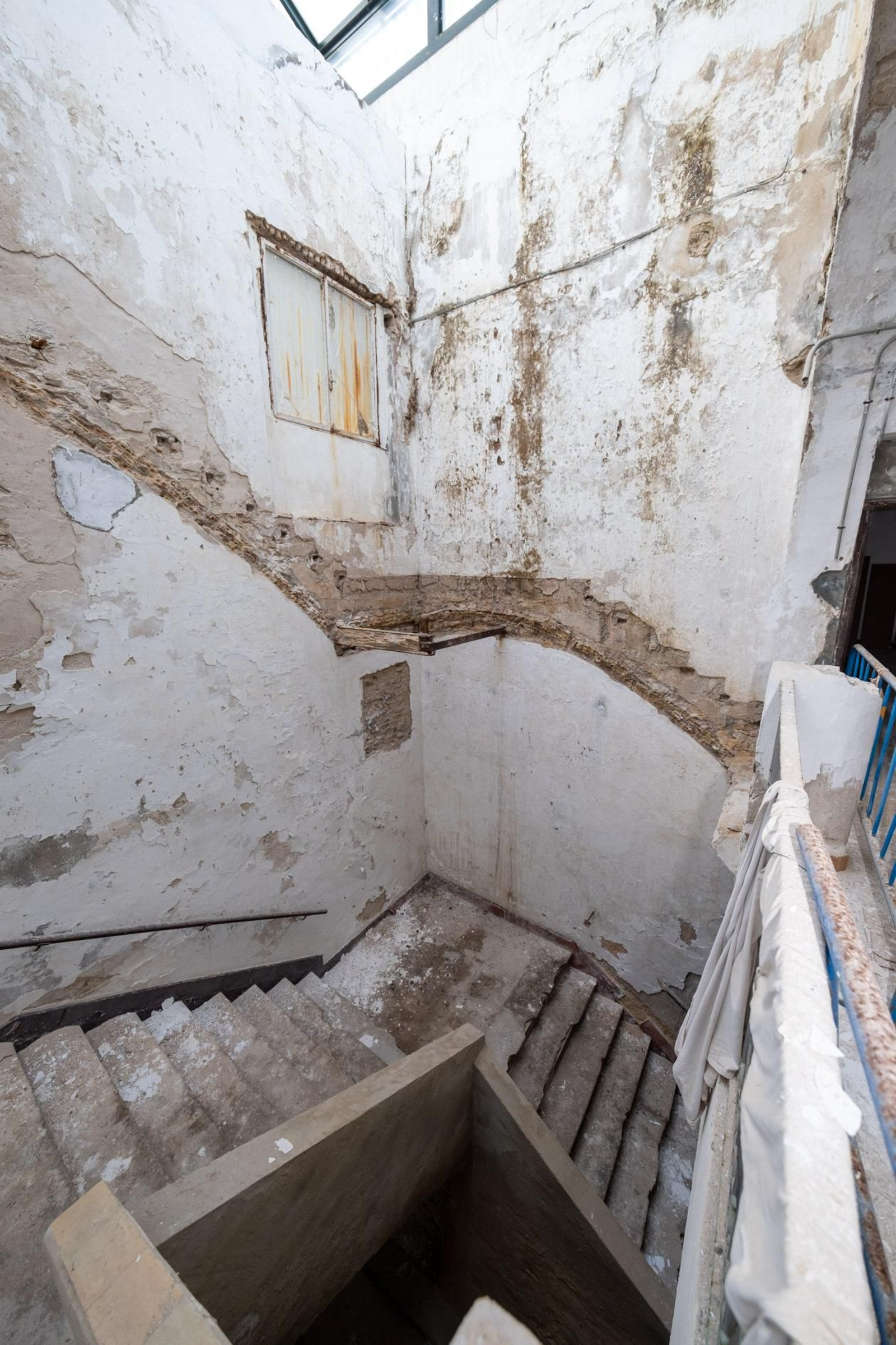 Las imágenes del abandono de las bóvedas de la muralla de Cádiz