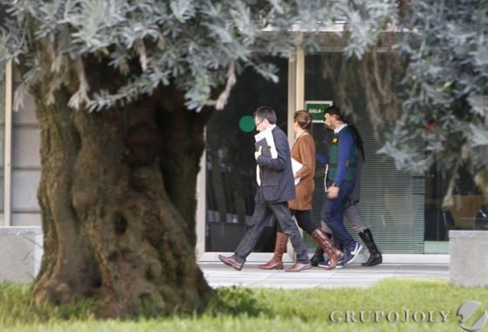 Varios agentes de la UCO durante el registro de la Diputación de Sevilla.

Foto: José Ángel García